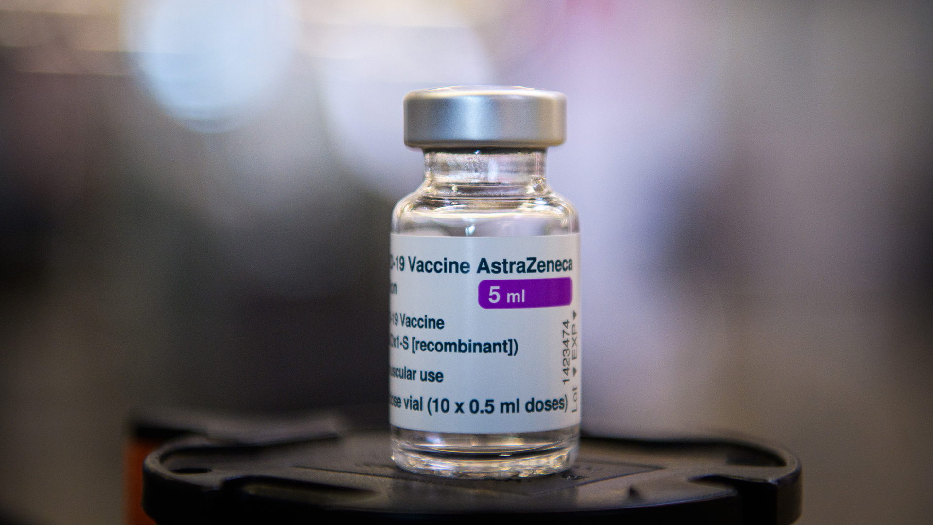 Ein Fläschchen mit fünf Milliliter Corona-Impfstoff von AstraZeneca. | dpa