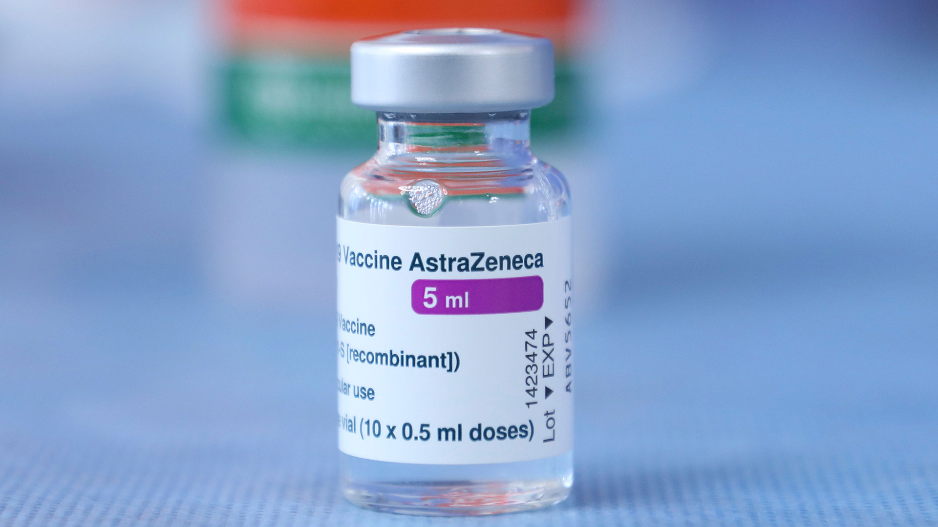 Ein Fläschchen mit fünf Milliliter Corona-Impfstoff von AstraZeneca. | AP