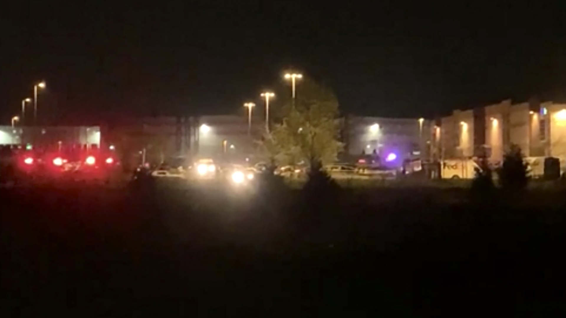 Dieser Auszug aus einem Video zeigt ein breites Gebäude mit blinkenden Lichtern von Einsatzfahrzeugen. | Bildquelle: dpa