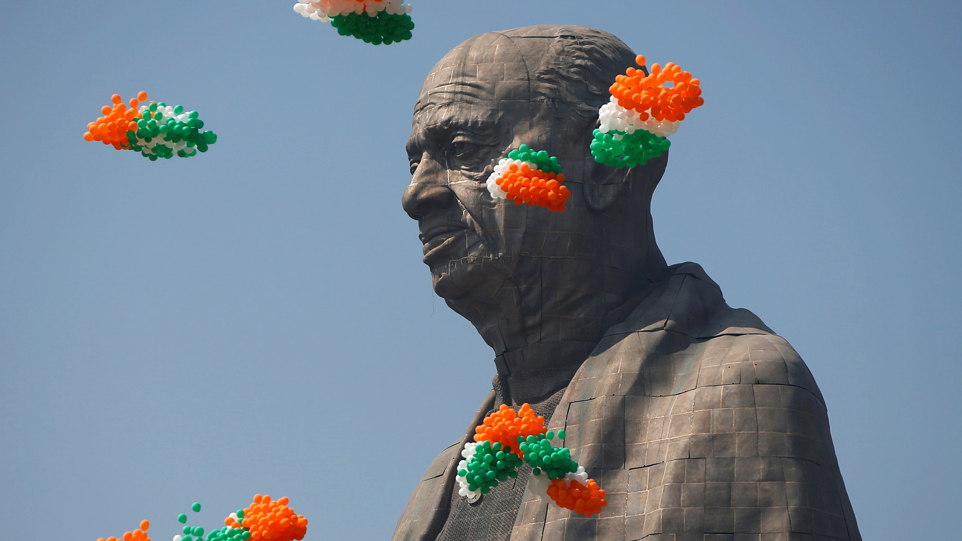 Luftballons in den Farben der indischen Nationalflagge fliegen in Gujarat um die "Statue der Einheit" herum | Bildquelle: REUTERS