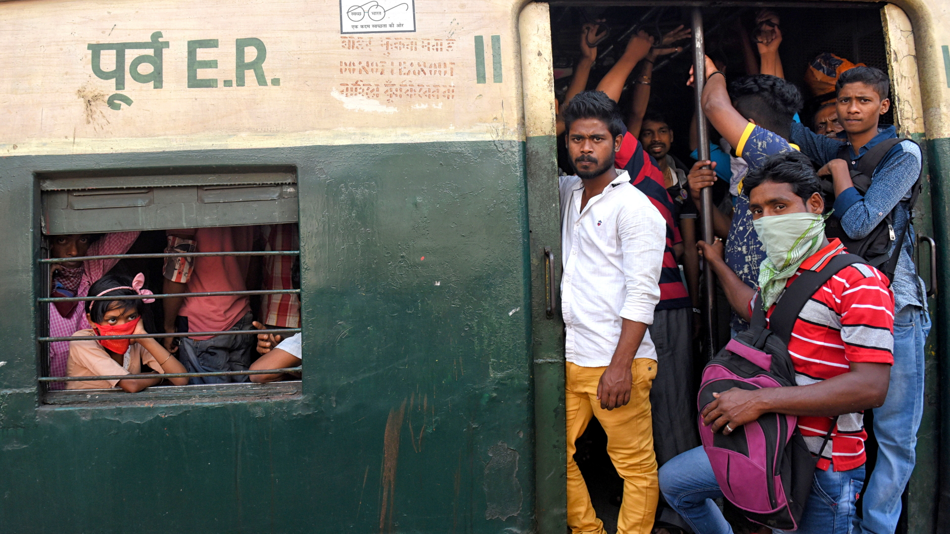 Passagiere stehen in einem überfüllten Wagen. In Indien werden die Maßnahmen gegen die Ausbreitung des Coronavirus verschärft | Bildquelle: dpa