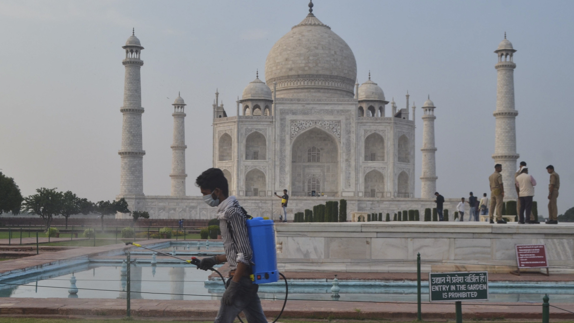 Ein Mann versprüht Desinfektionsmittel vor dem Taj Mahal. | dpa