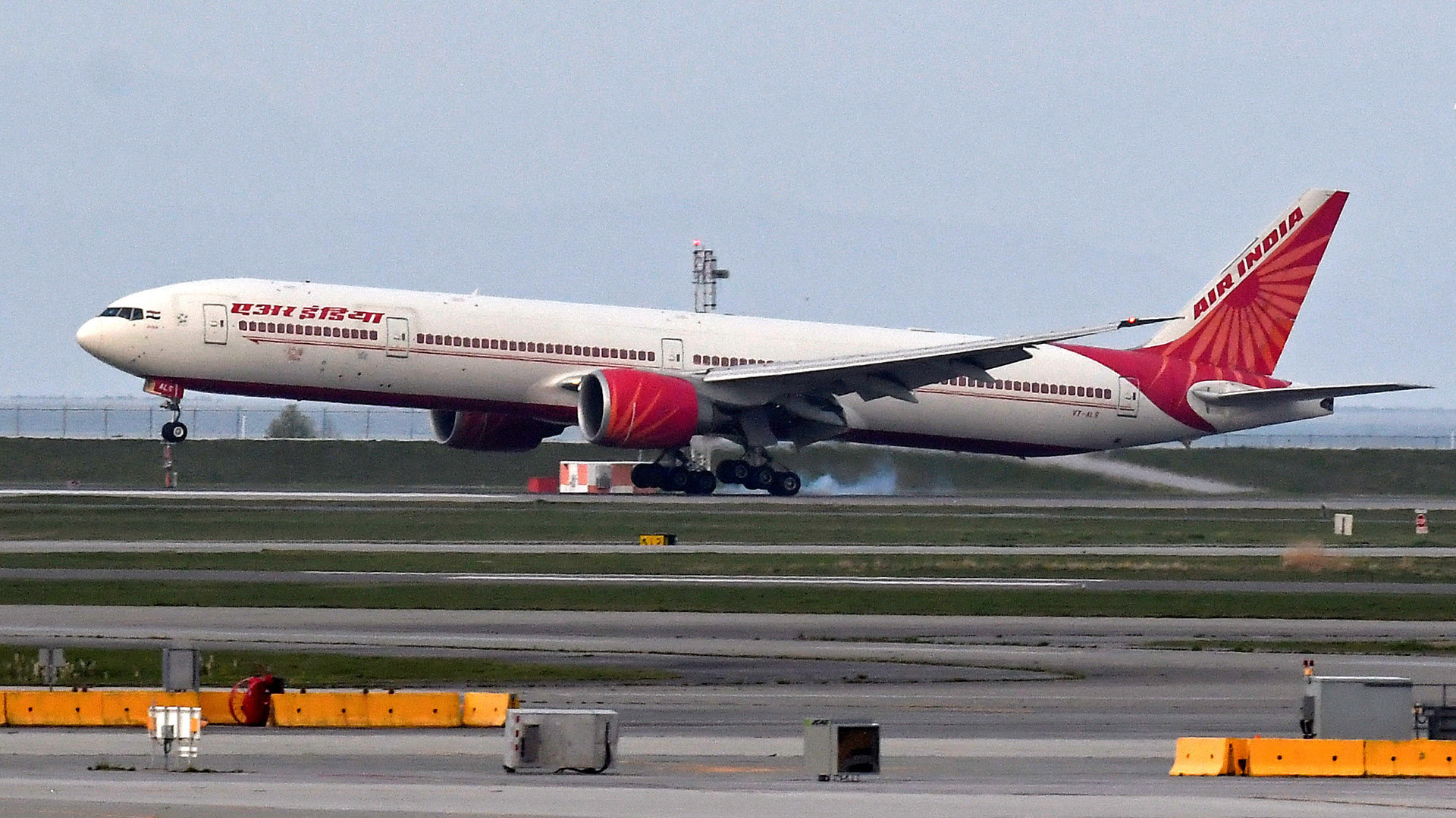 Ein Flugzeug der Gesellschaft Air India | REUTERS