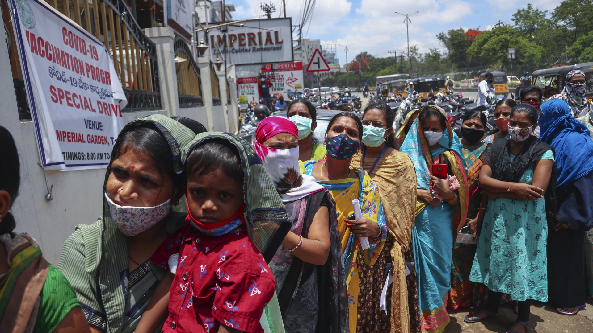 Menschen in Hyderabad tragen stehen für eine Corona-Impfung an.  | dpa