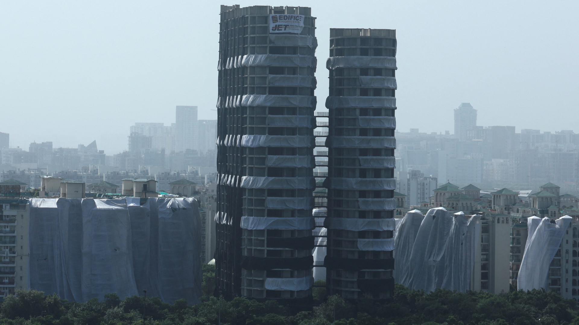 Zwei Hochhäuser in Noida am Stadtrand von Neu-Delhi kurz vor der Sprengung | REUTERS