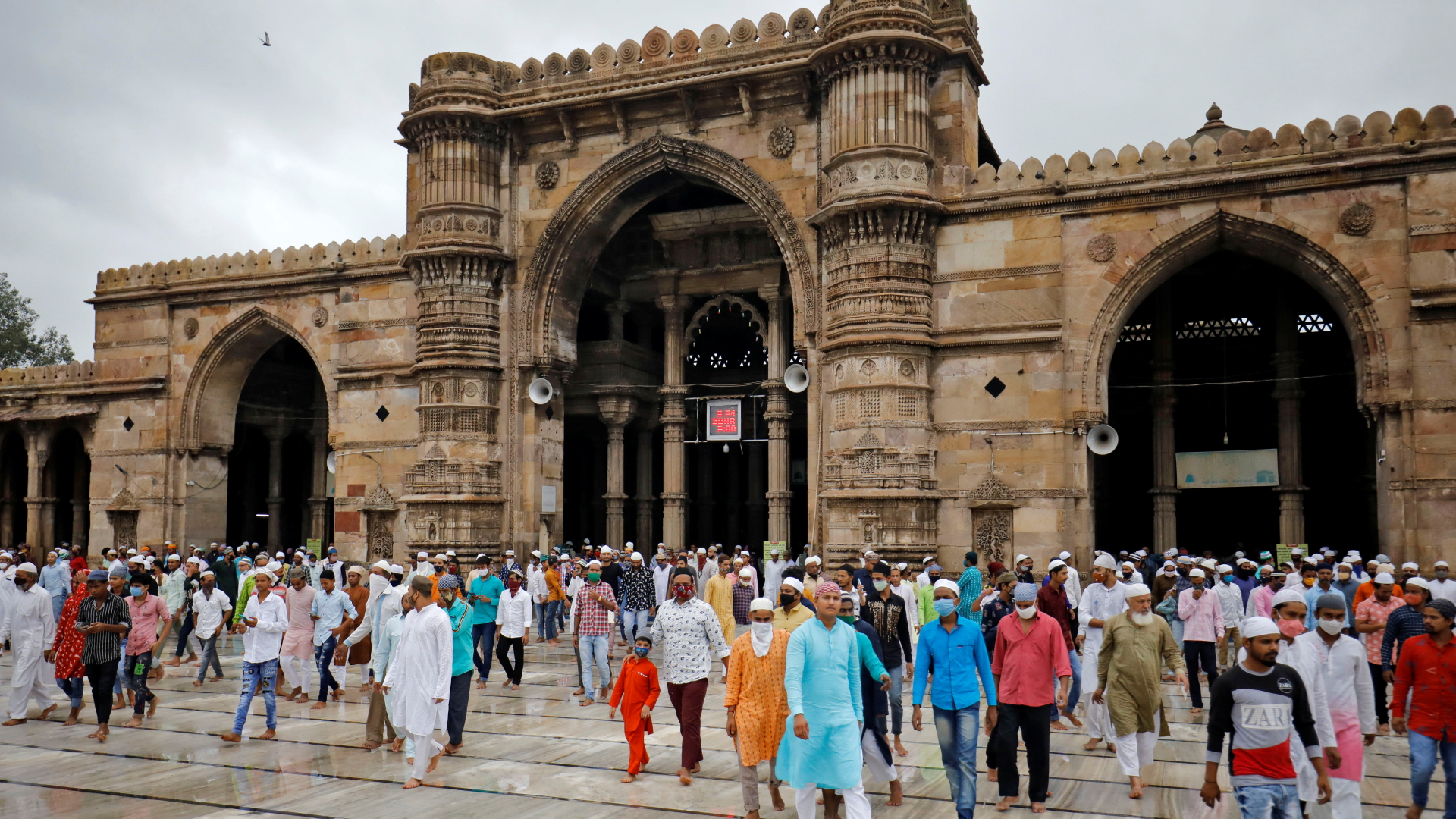 Muslims verlassen eine Moschee in Ahmadabad (Indien) | REUTERS