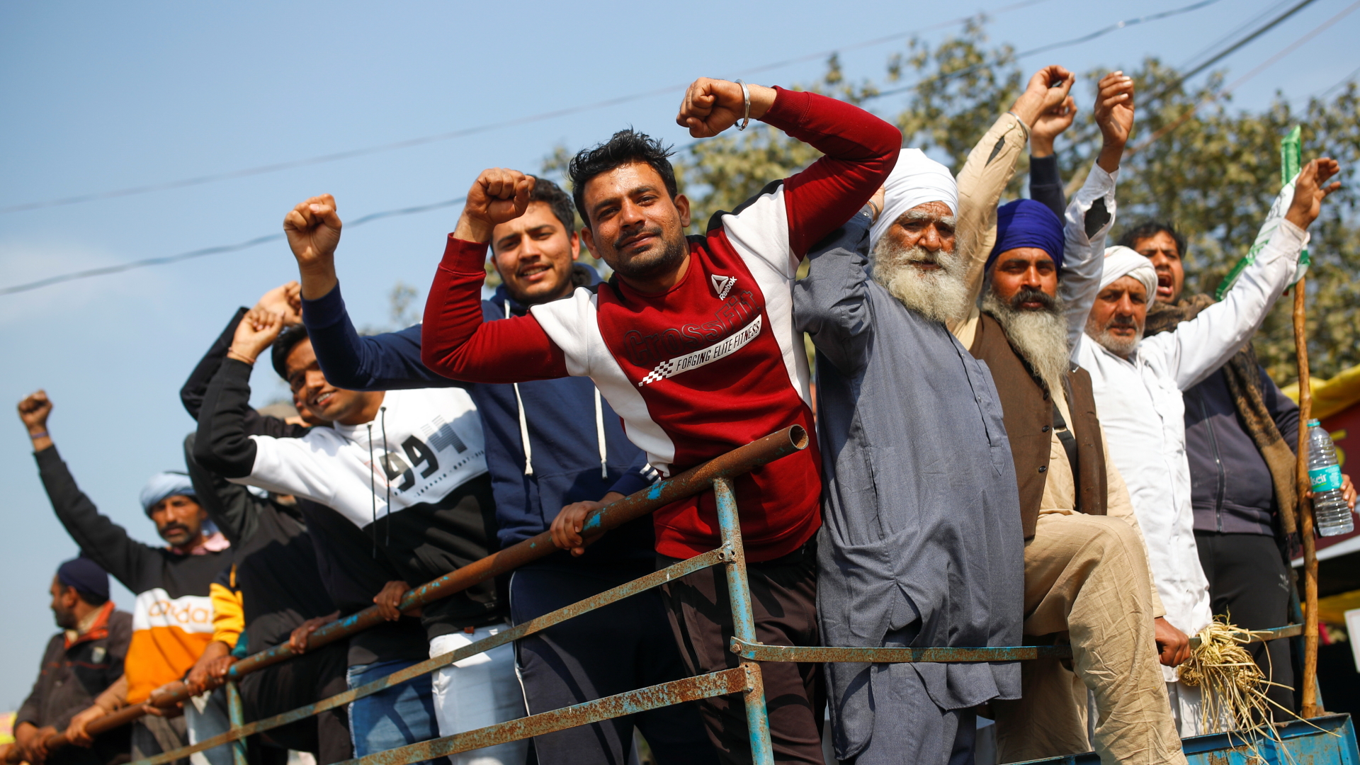 Indische Farmer demonstrieren auf einem Laster ihre Stärke auf dem Weg zu einer Kundgebung bei Neu-Delhi | REUTERS