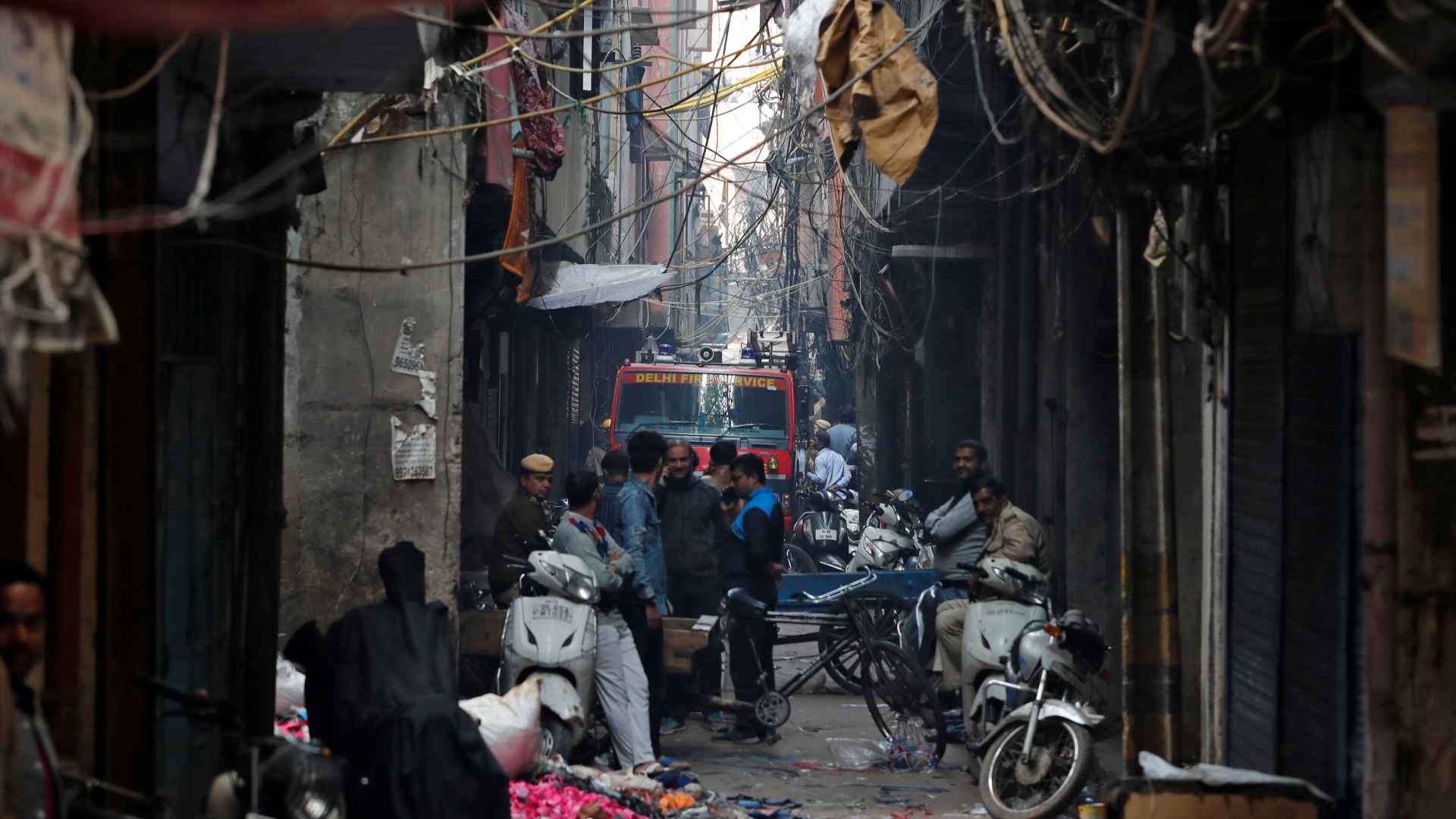 Feuerwagen in einer engen Straße in Neu-Delhi | REUTERS