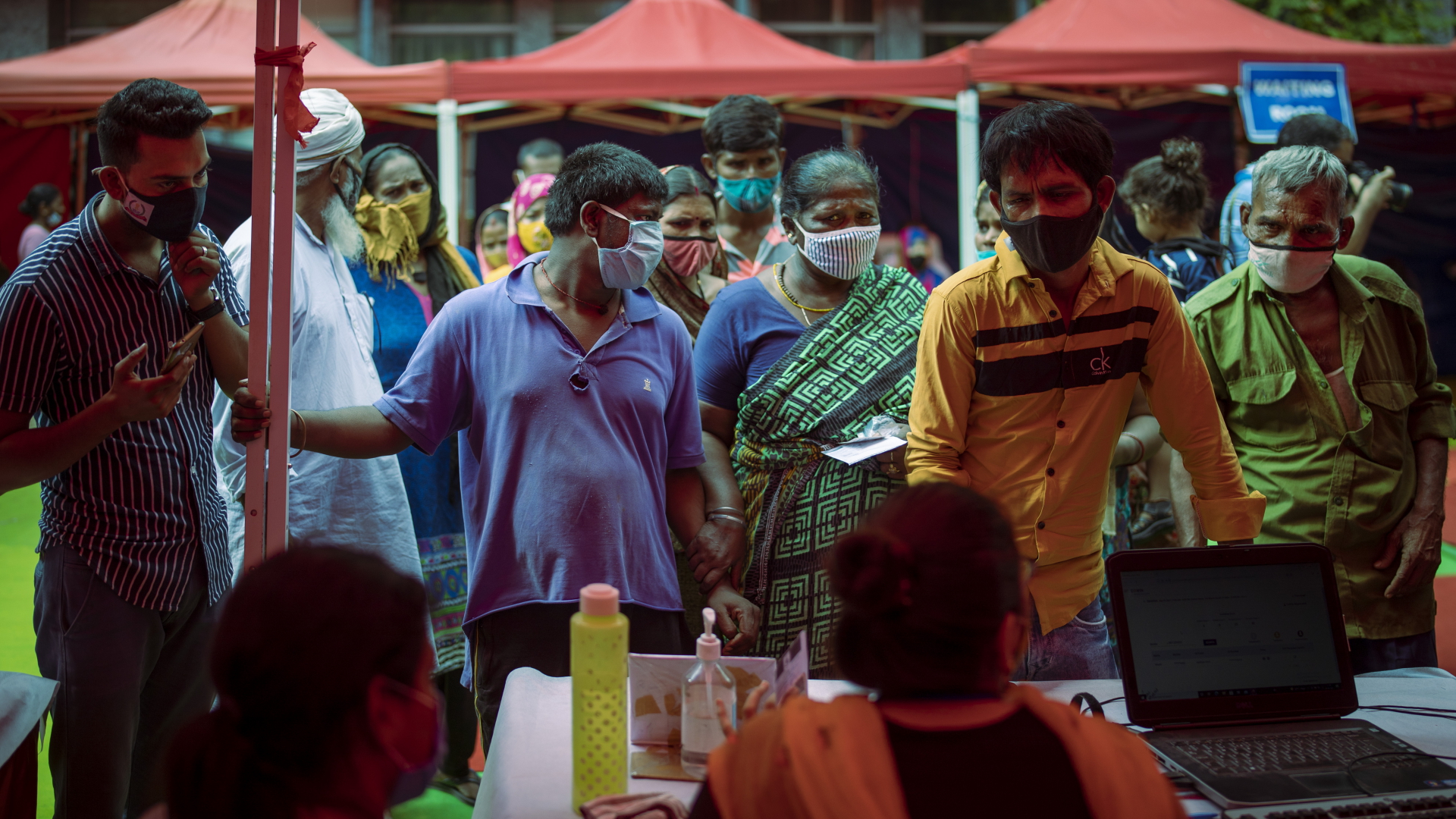 Mehrere Menschen registrieren sich für eine Impfung in Neu-Delhi. | dpa