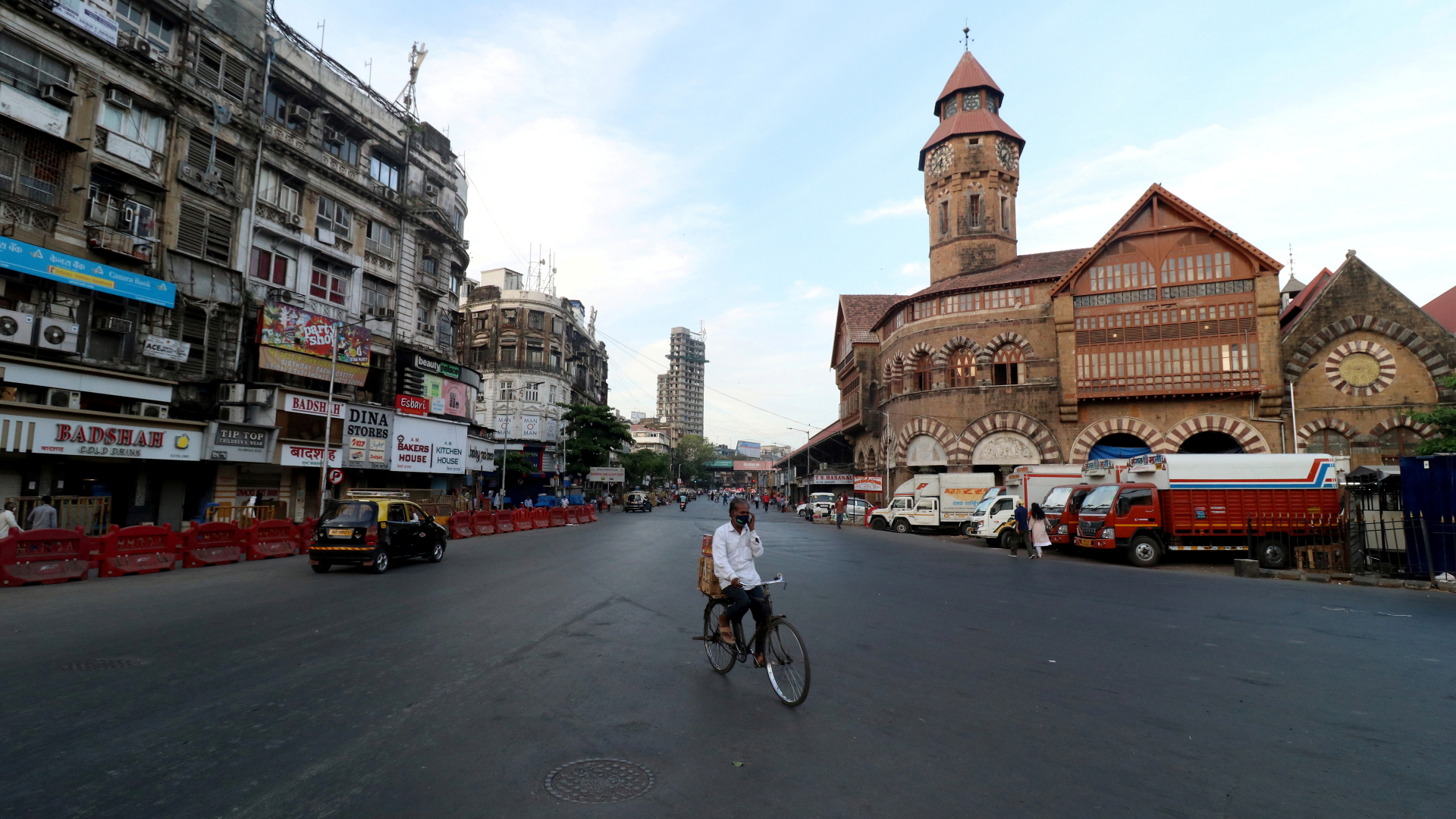In Mumbai fährt ein radfahrer durch die wegen der Corona-Ausgangssperre menschenleeren Straßen. | REUTERS