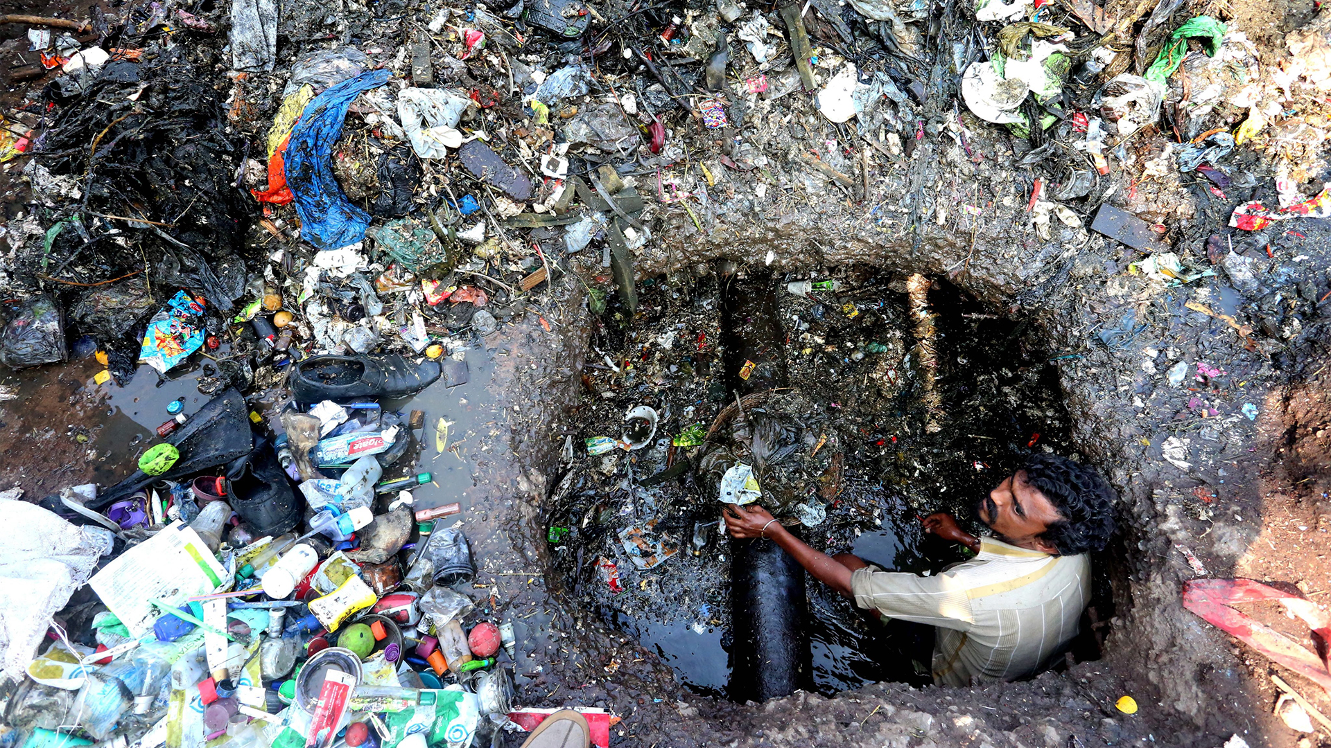 Ein Arbeiter reinigt ein Kanalrohr in Bhopal, Indien. (Archivbild) | picture alliance / dpa