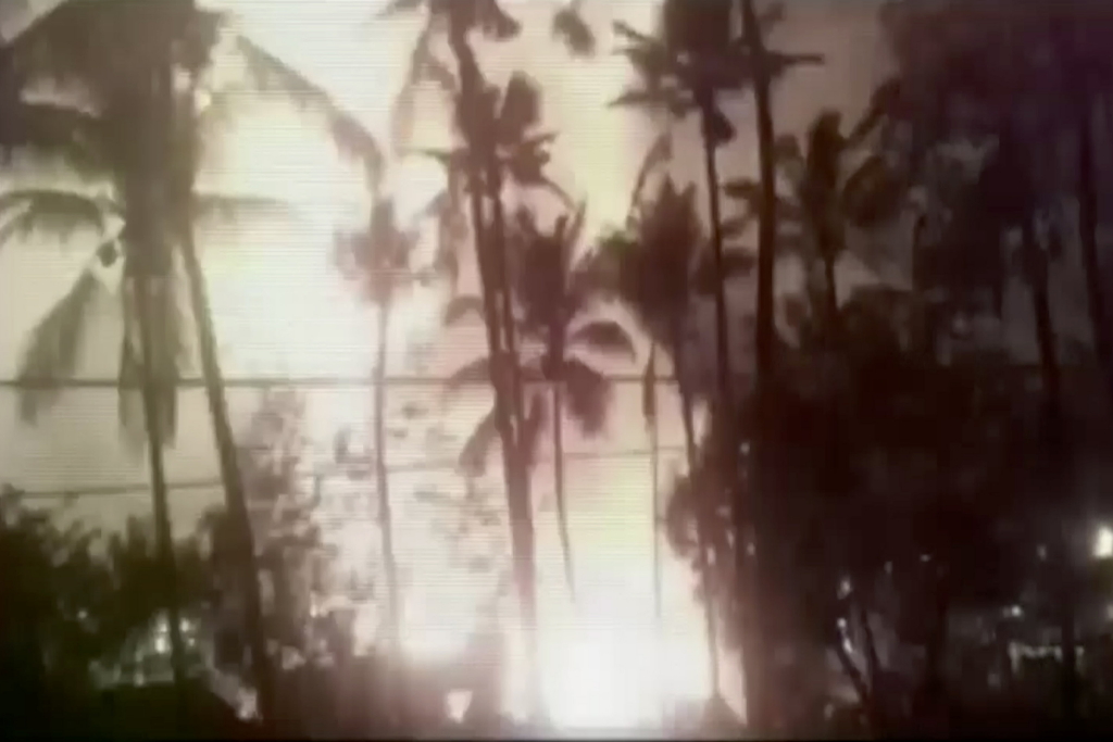 Feuerwerkskörper explodieren während einer Feier im indischen Budesstaat Kerala