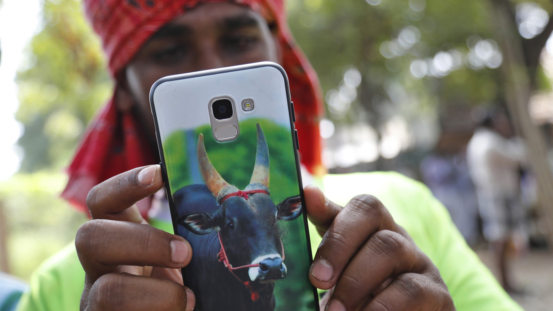 Ein Mann hält in Indien ein Handy in der Hand | AP