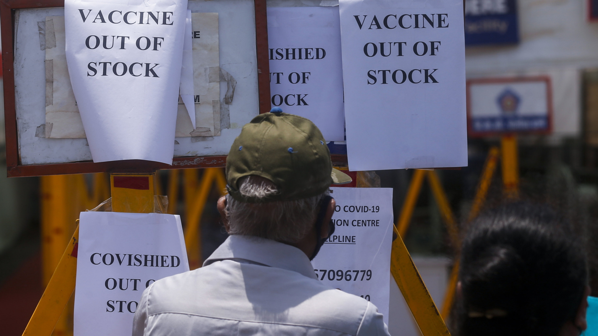 In Mumbai informiert ein Aushang darüber, dass es derzeit keinen Impfstoff gegen Covid-19 gibt | AP
