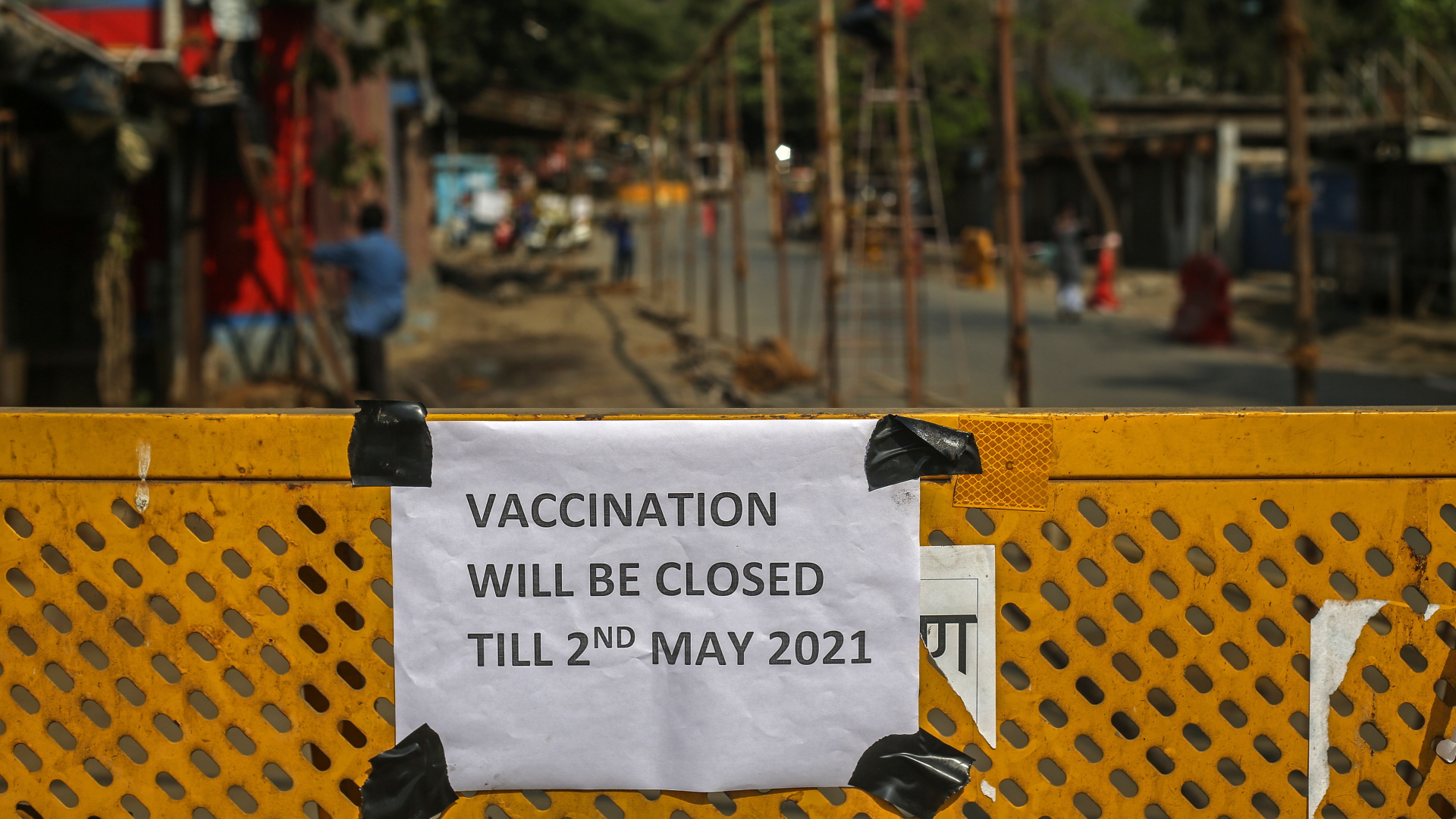 Ein Schild mit der Information, dass die Impfungen ausgesetzt werde, in Indien| Bildquelle: EPA