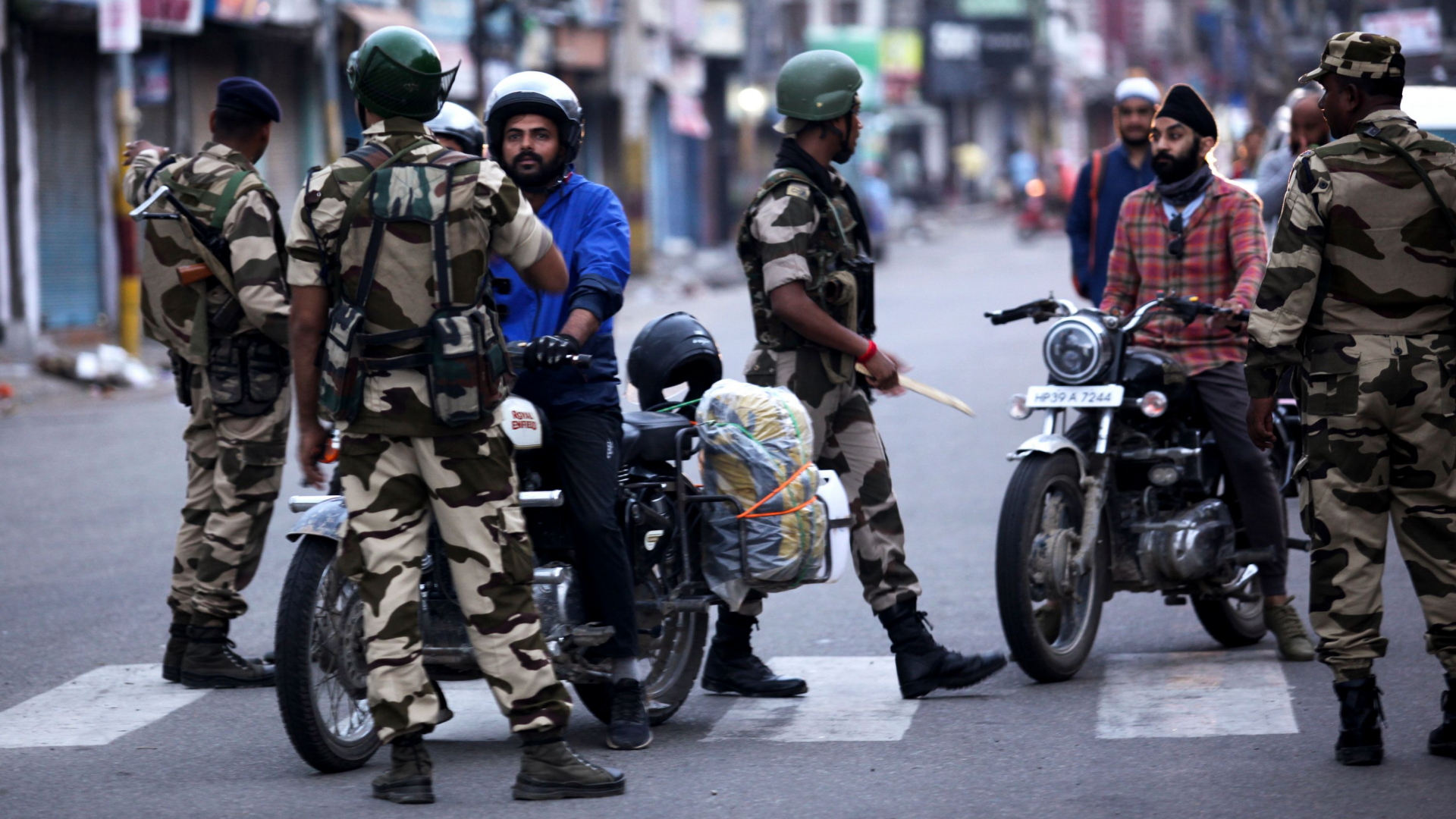 Sicherheitskräfte befragten Motorradfahrer in Jammu, der Winterhauptstadt der Region Kaschmir. | AFP