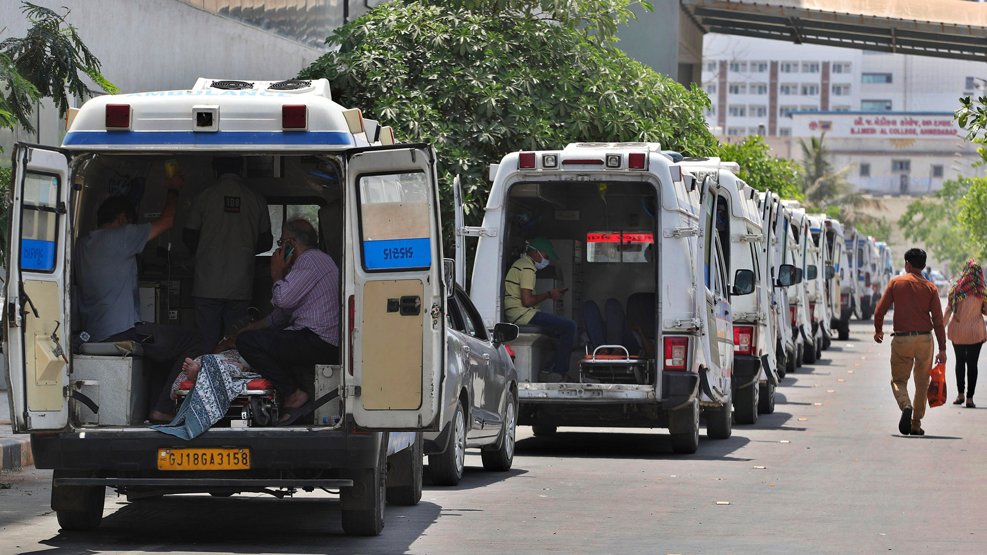 Krankenwagen mit Covid Patienten warten vor dem Regierungskrankenhaus in Ahmedabad (Indien). | AP
