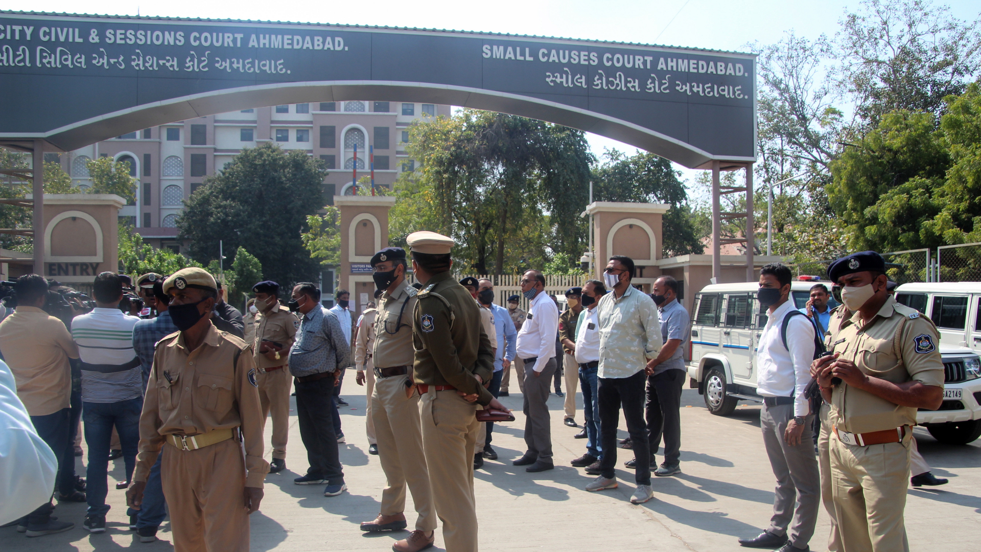 Polizisten stehen vor dem Zivil- und Sitzungsgericht in Ahmedabad (Indien). | EPA