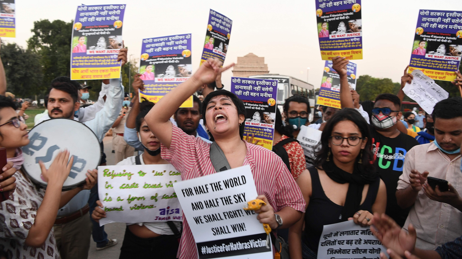 Menschen protestieren gegen Gewalt gegen Frauen in Indien.  | AFP