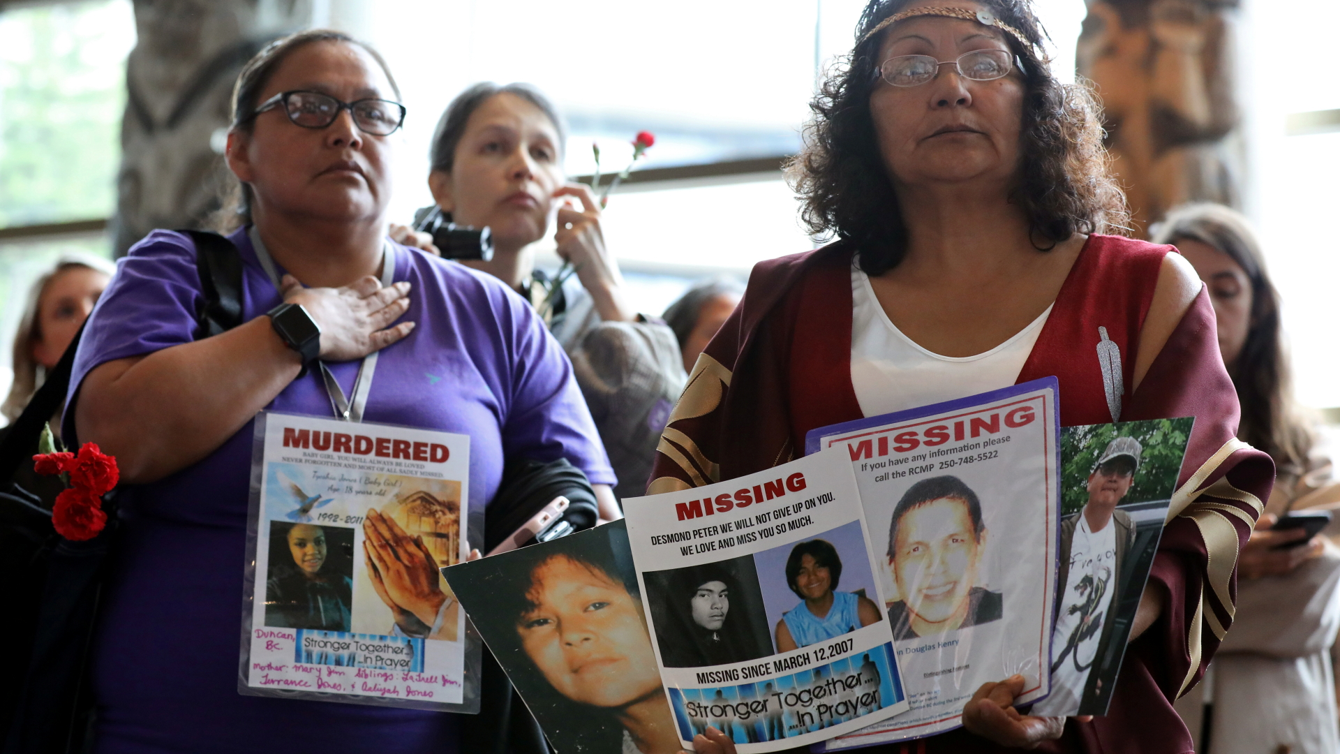Kanadierinnen halten Bilder und Schilder ihrer vermissten oder ermordeten Verwandten hoch | REUTERS