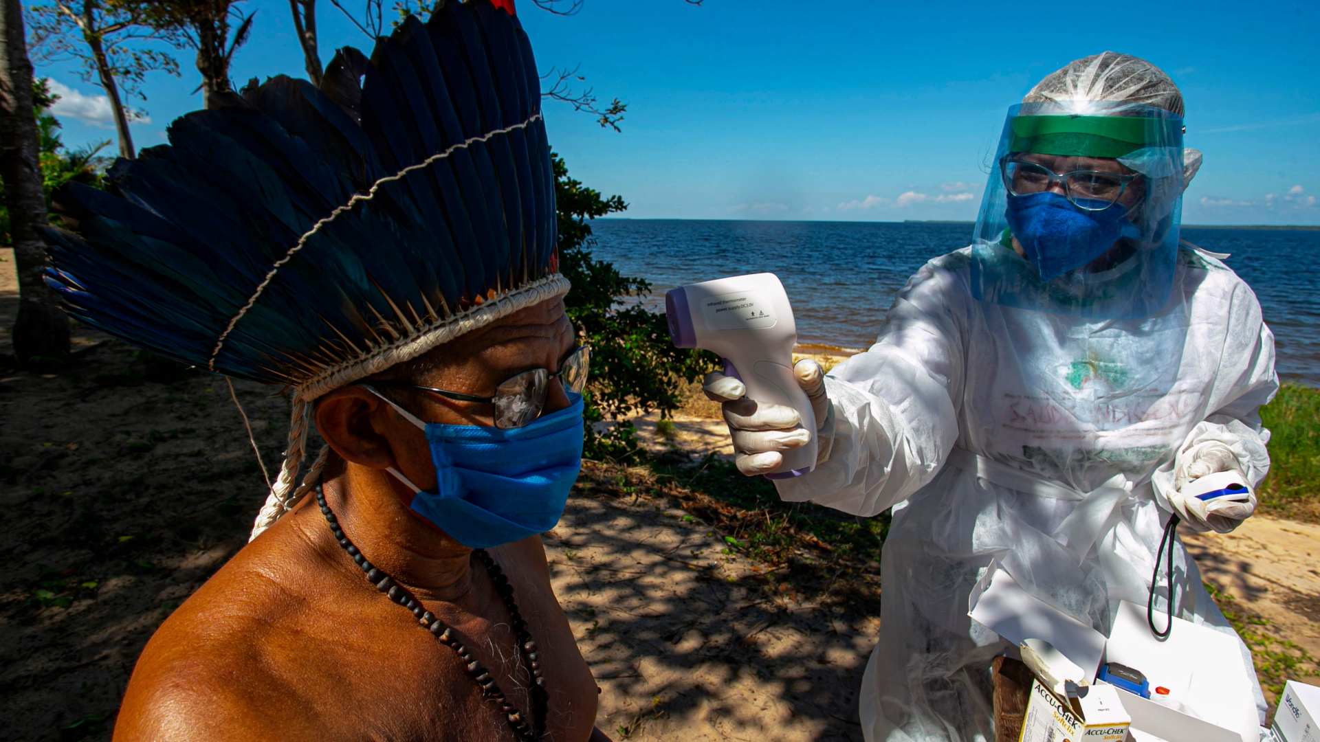 Eine indigene Krankenschwester des Sondersekretariats für die Gesundheit indigener Völker führt einen Corona-Schnelltest an Arapium-Häuptling Domingos an den Ufern des unteren Tapajos-Flusses durch | AFP