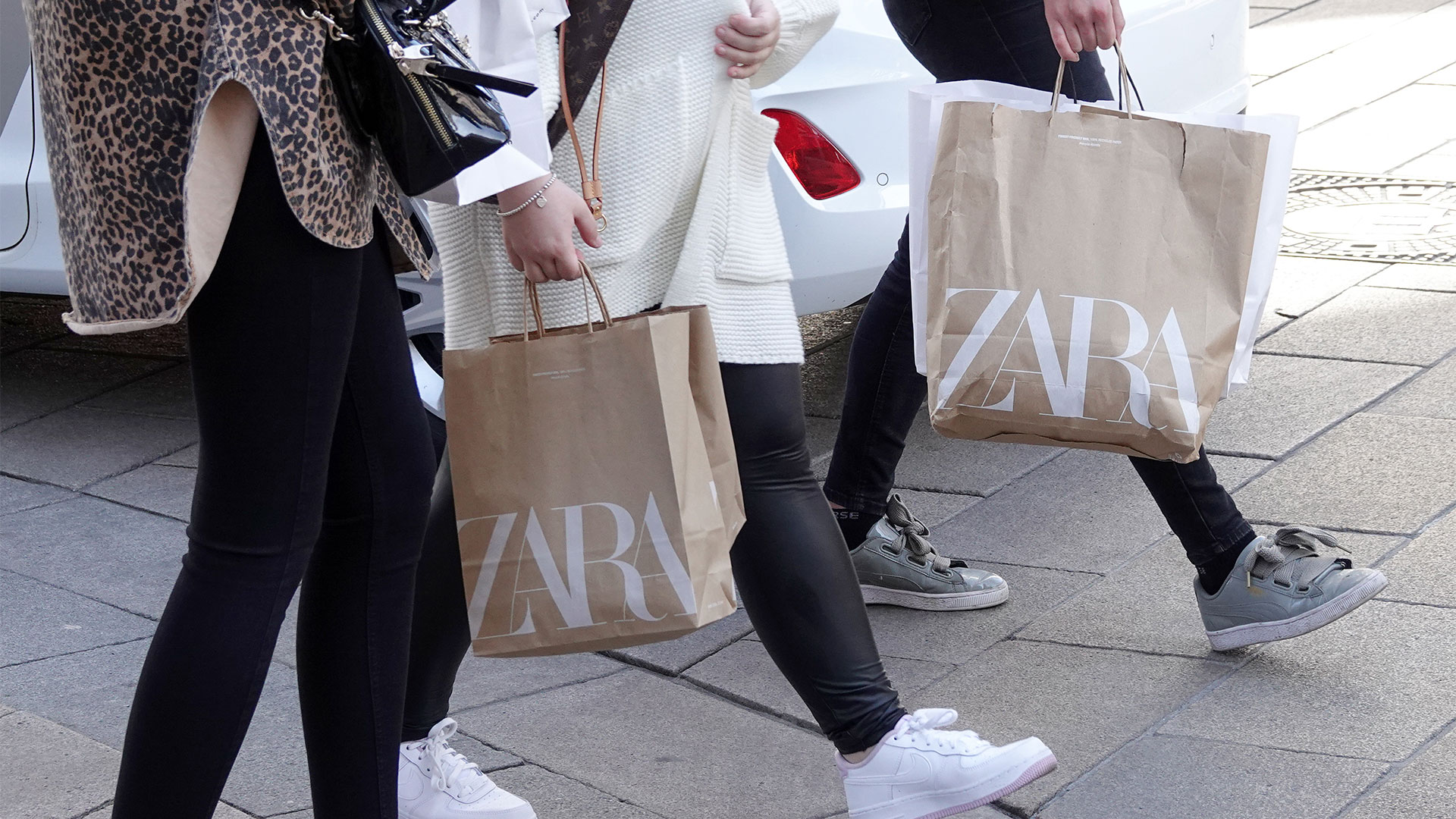 Passanten gehen mit Einkaufstüten der Modekette Zara durch die Innenstadt von Hamburg. | picture alliance/dpa