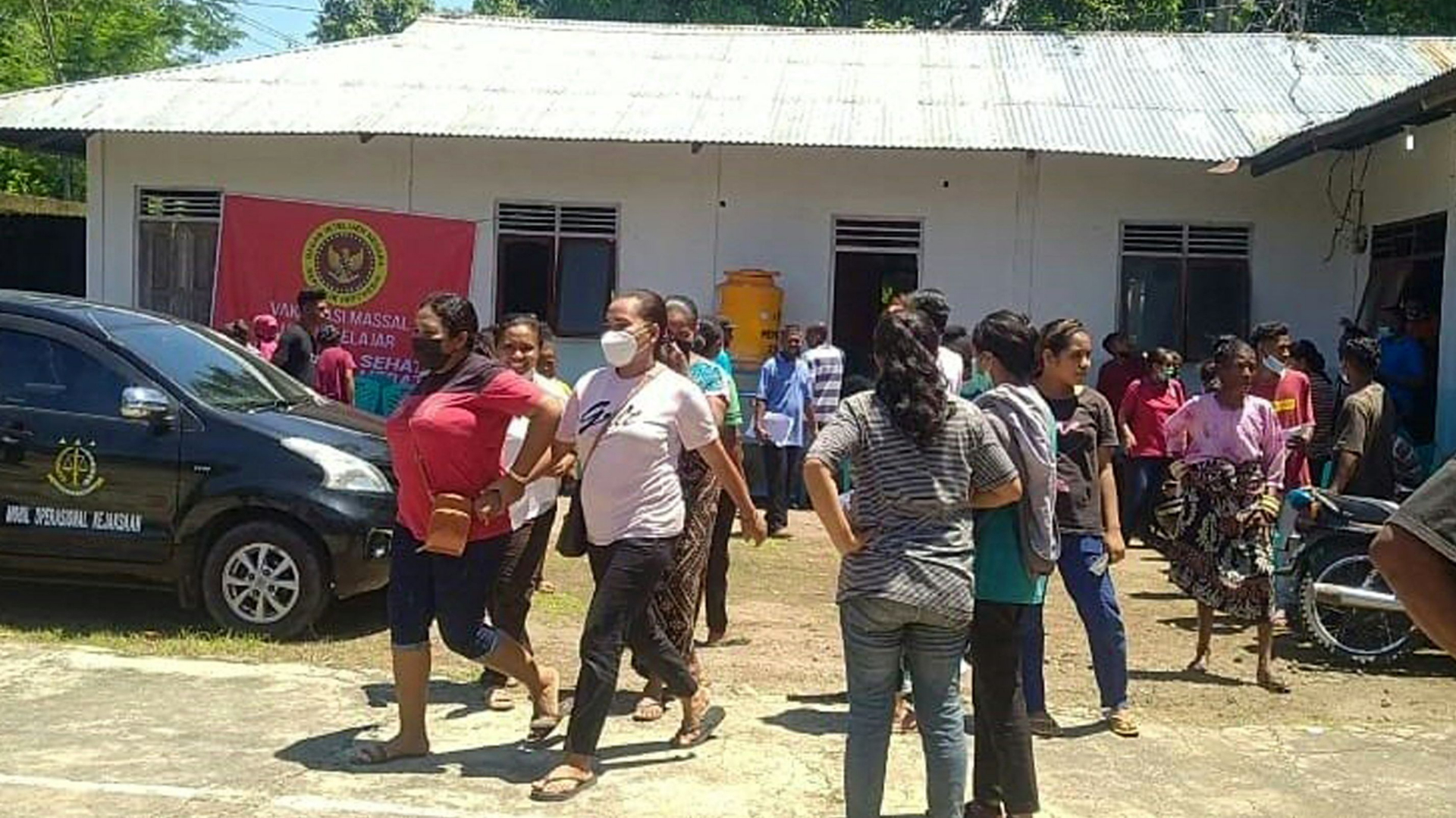 Menschen vor einem Haus in Maumere in East Nusa Tenggara | AFP
