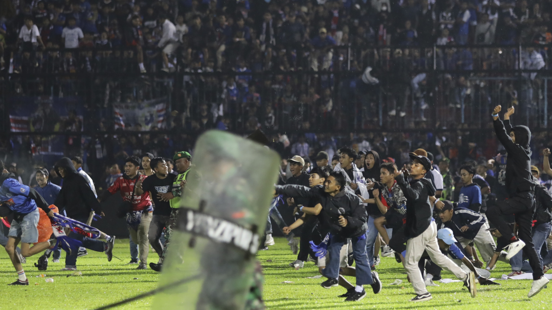 Setelah pertandingan sepak bola di Indonesia: Lebih dari 170 tewas dalam kepanikan massal