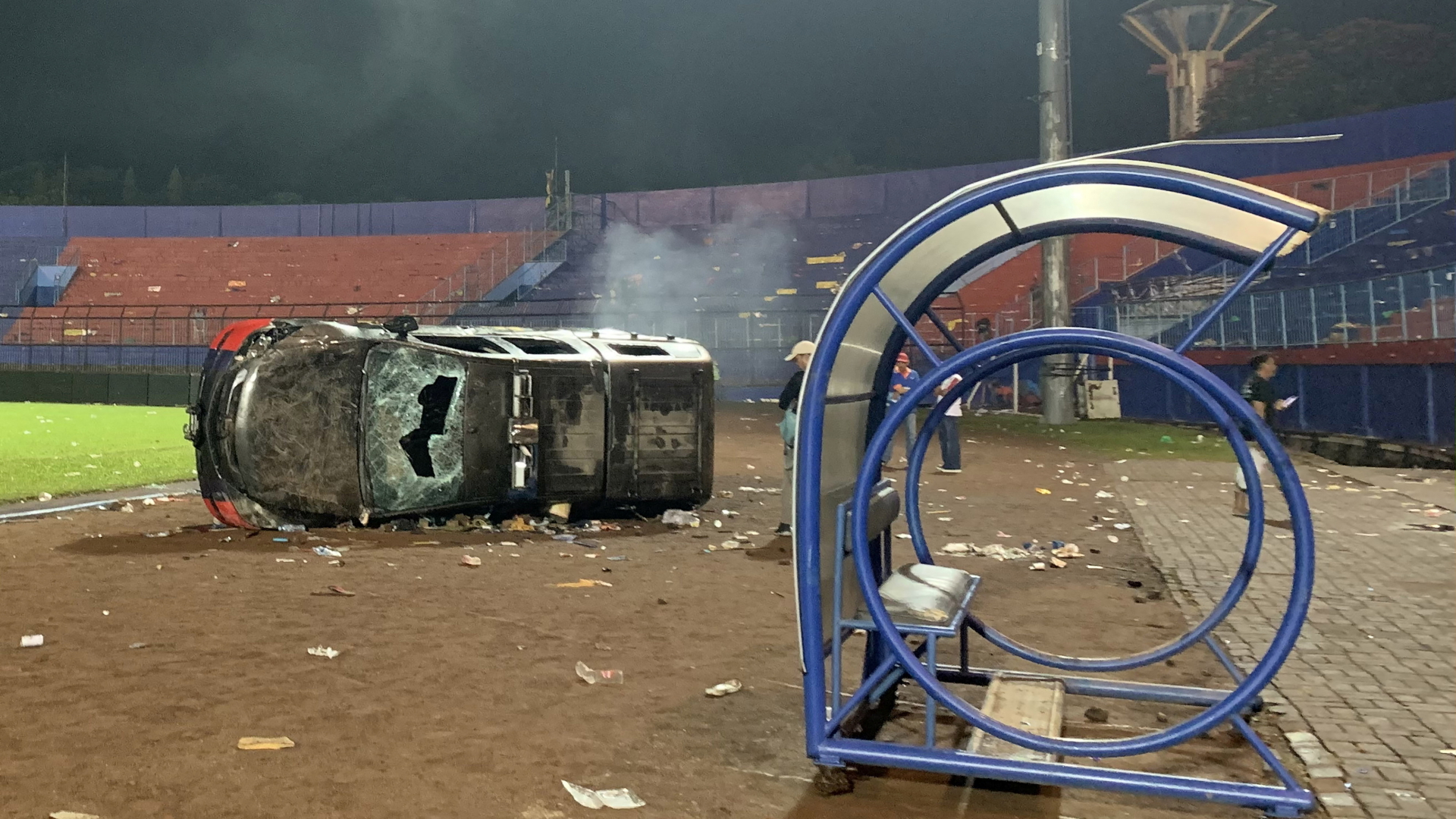 Ein beschädigtes Auto nach einem Aufruhr nach einem Fußballspiel im Kanjuruhan-Stadion | via REUTERS