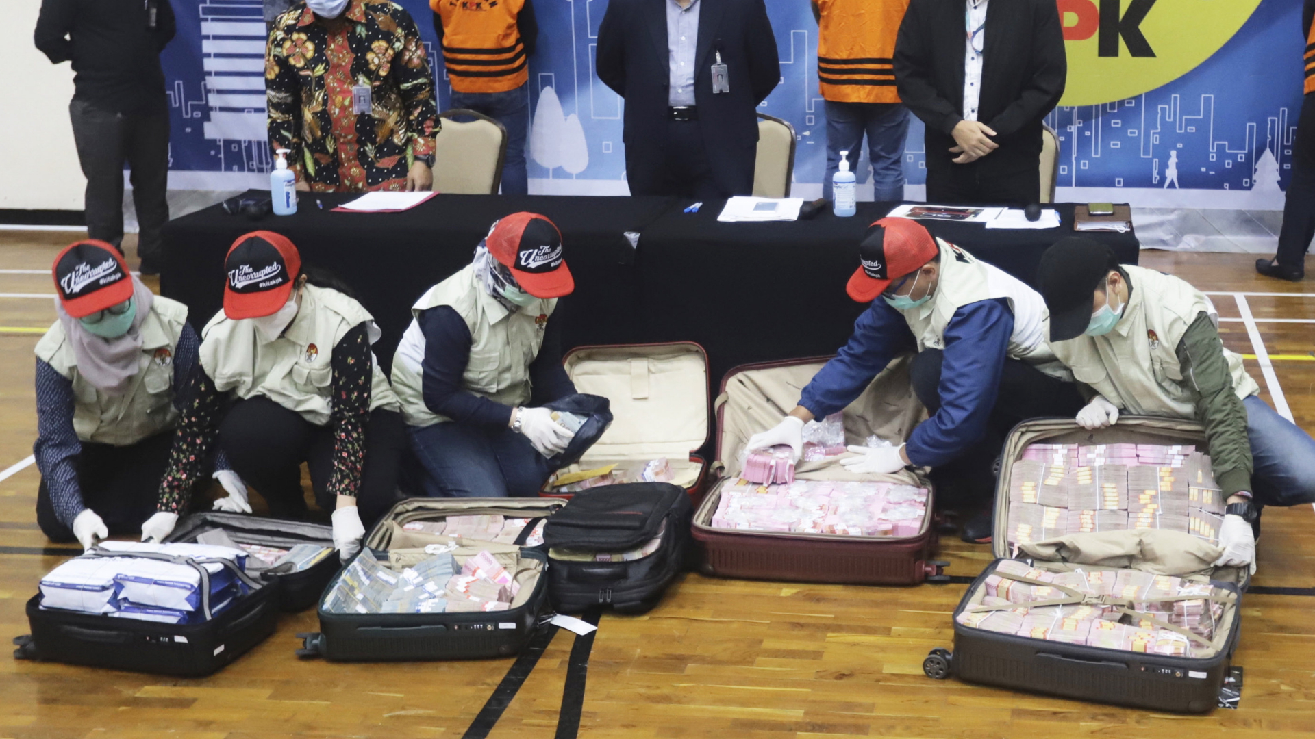 Beamte präsentieren Koffer voller Geld, die sie bei Indonesiens Sozialminister Juliari Batubara sichergestellt haben (Bild vom 6.12.2020). | AP