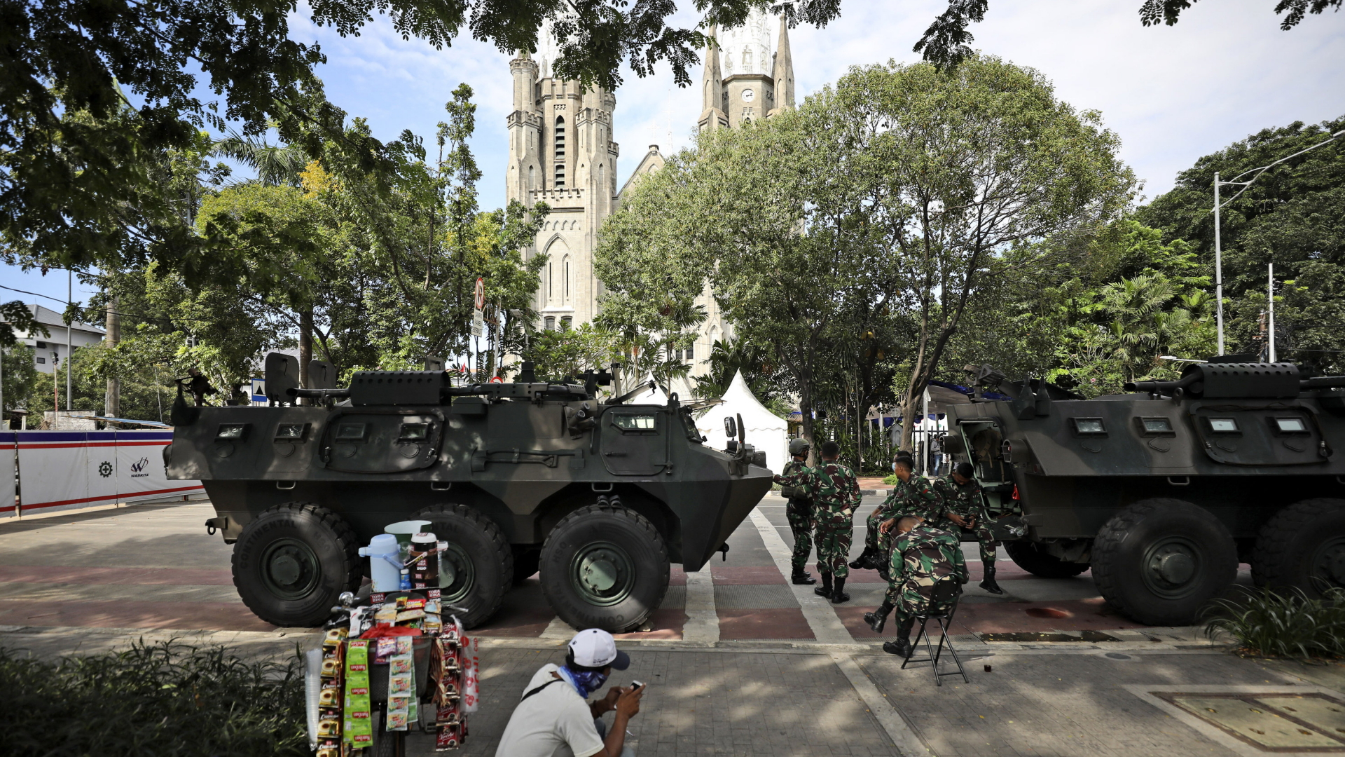 Soldaten vor Kirche in Jakarta | AP