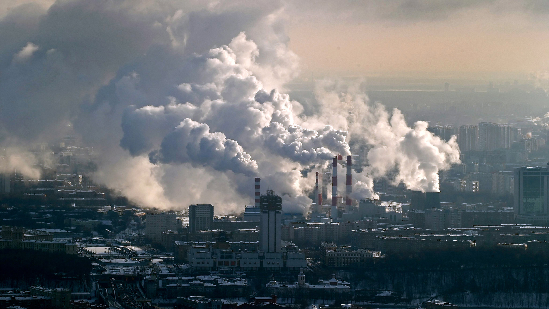 Rauch steigt aus den Schornsteinen einer Industrieanlage in Moskau.