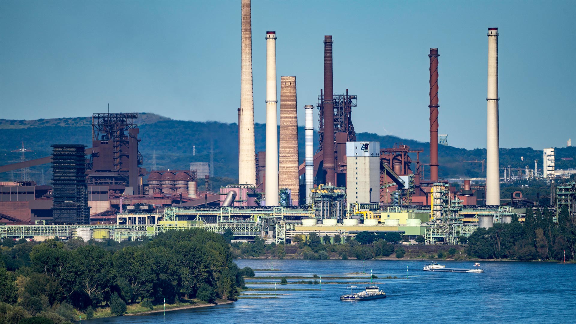 Blick über den Rhein auf das Thyssenkrupp Steel Stahlwerk in Duisburg-Beeckerwerth.