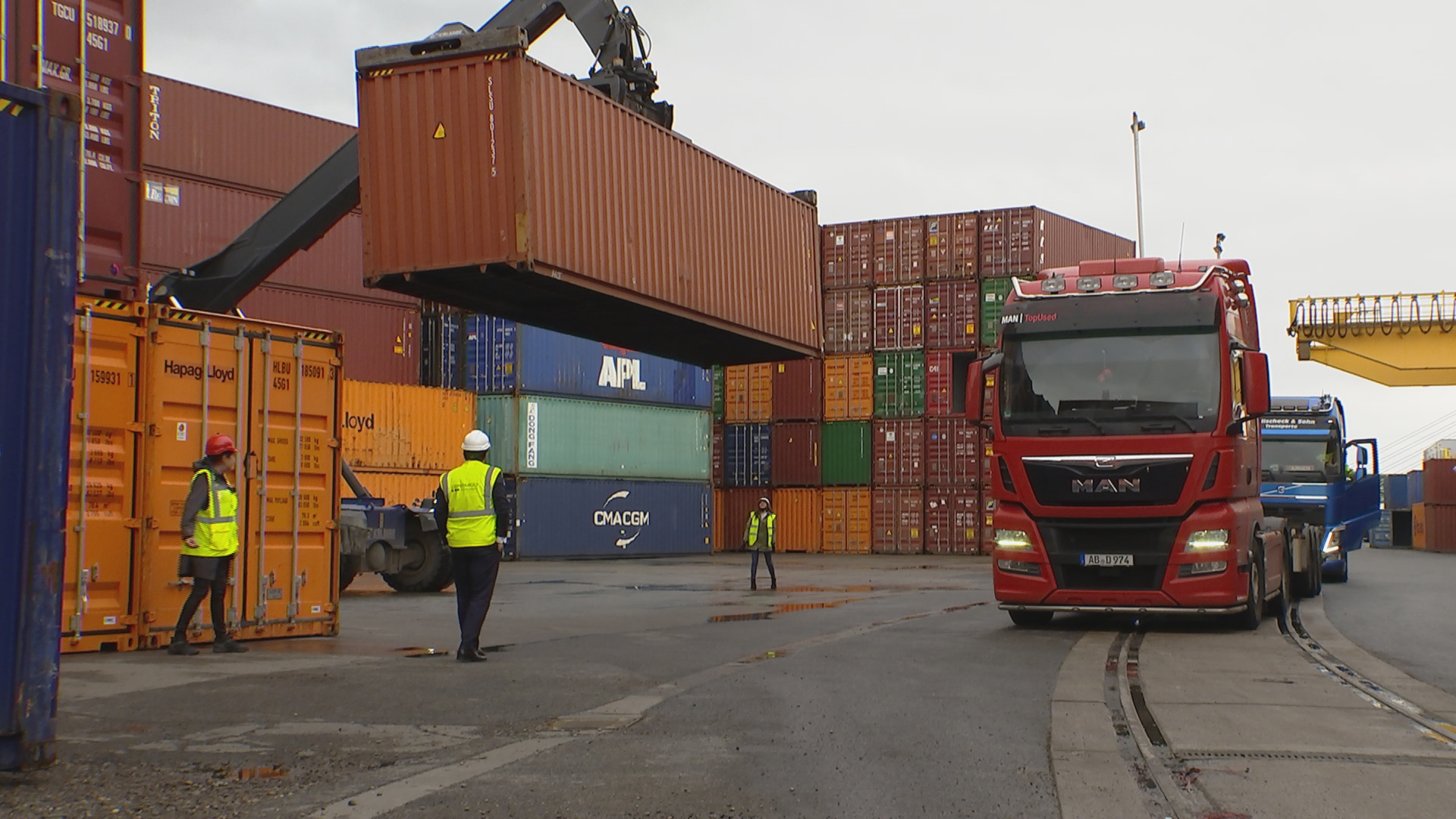 Ein Container wird im Industriepark Contargo vom Kran bewegt.