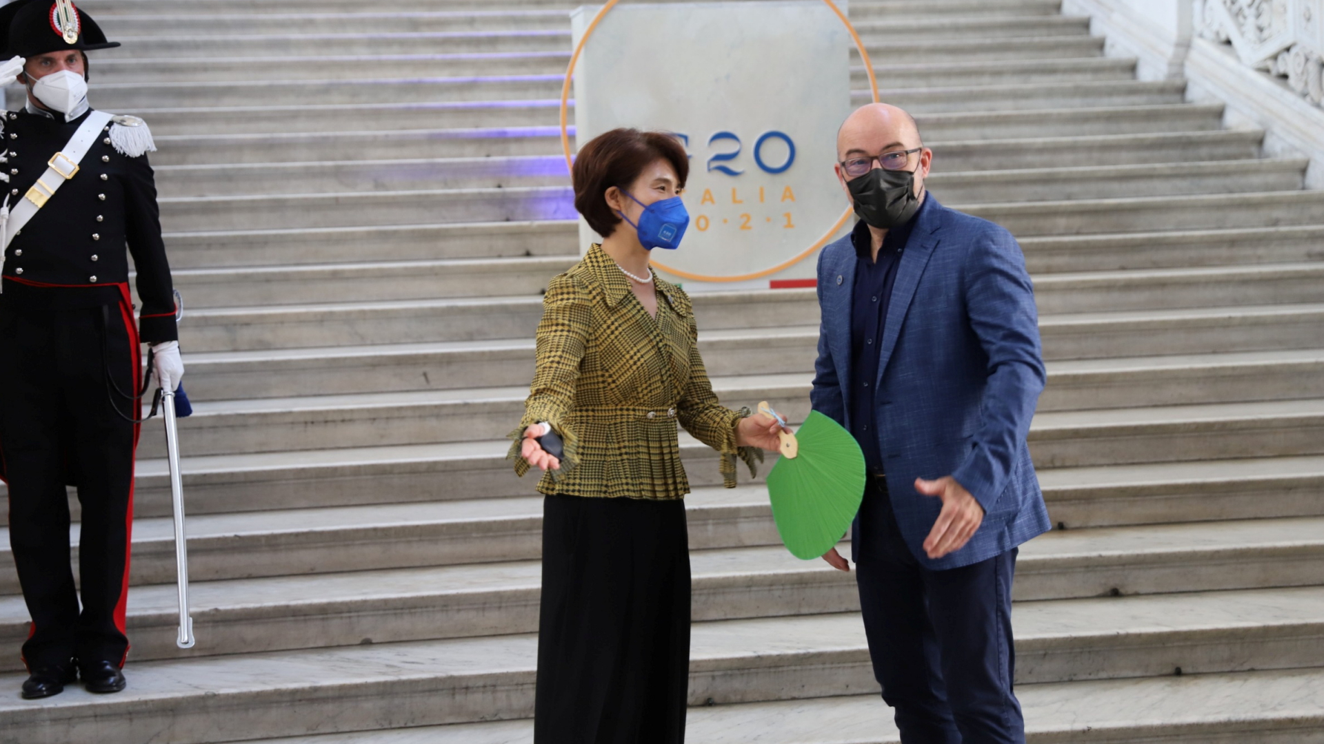 Die südkoreanische Umweltministerin Han Jeoung-ae und der italienische Minister Roberto Cingolani begrüßen sich beim G20-Gipfel in Neapel im Juli 2021. | via REUTERS
