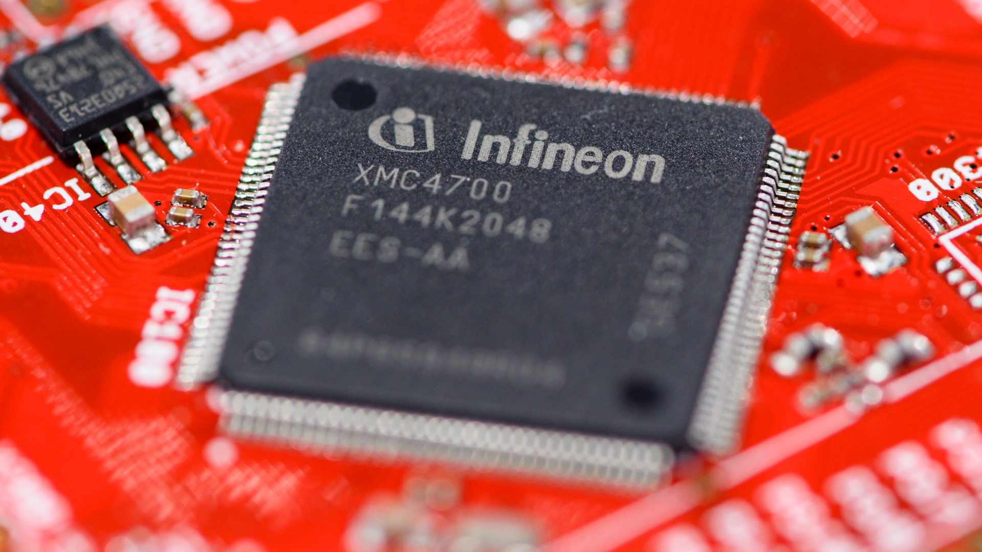 Das Logo von Infineon ist auf einem Chip auf der Platine eines Mikrocontroller-Kits zu sehen.  | dpa