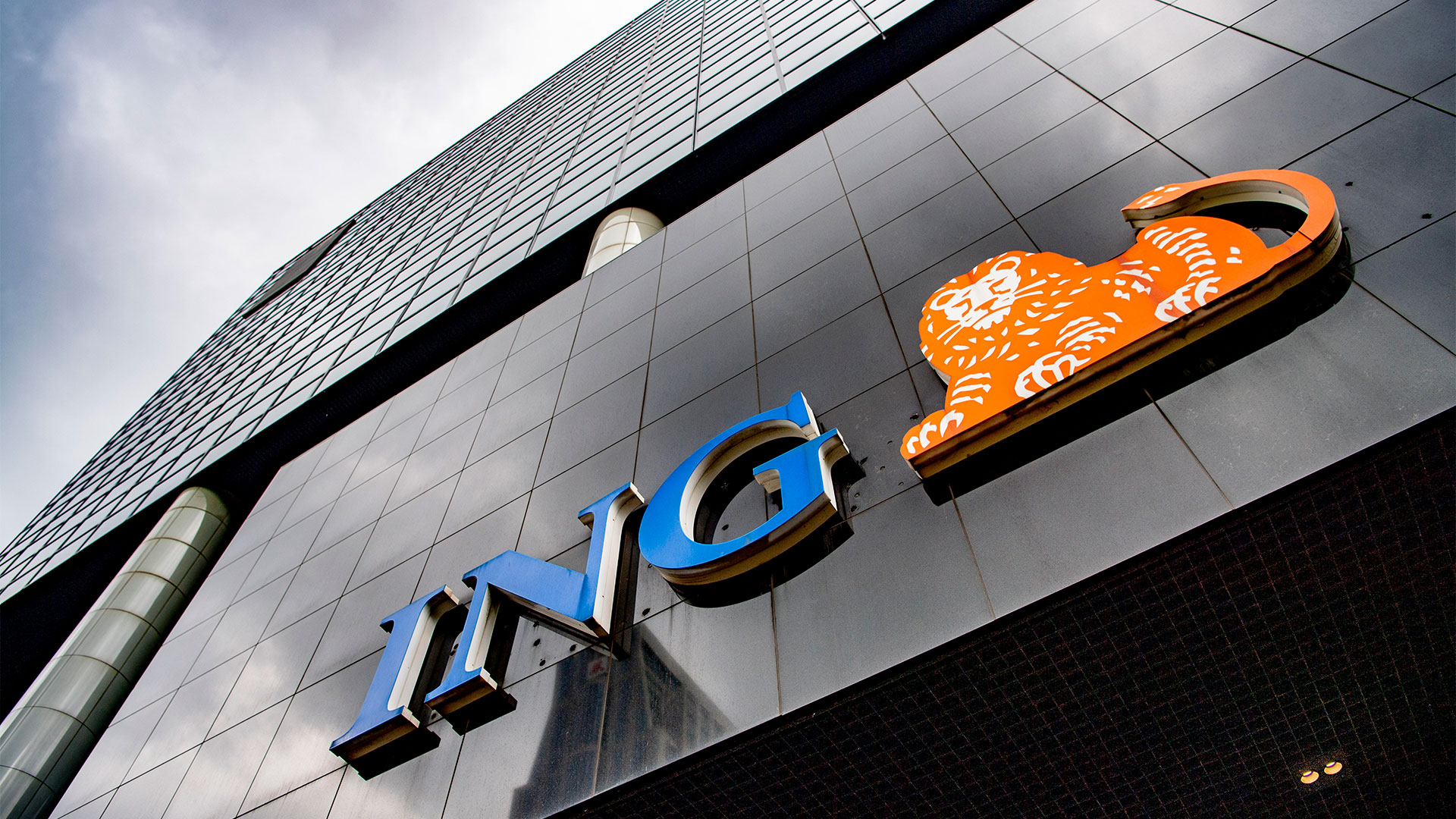 ING Bank Logo an der Fassade der Firmenzentrale | picture alliance / ROBIN UTRECHT