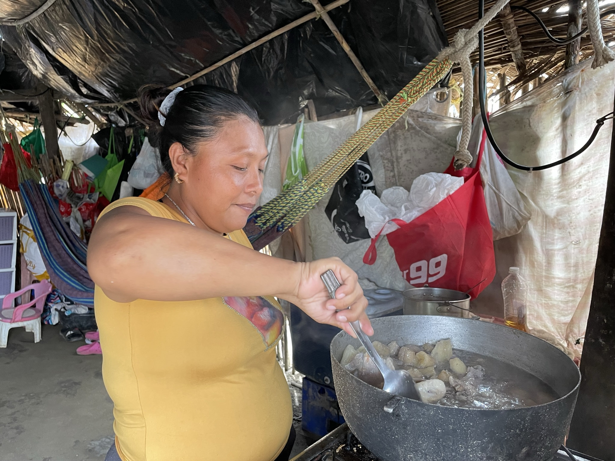 Eine Bewohnerin der Insel Gardi Sugdub an ihrer Kochstelle | Anne Demmer