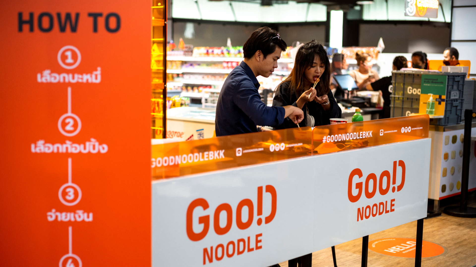 Zwei Kunden essen Instant-Nudeln im Laden "Good Noodle" in Bangkok | REUTERS