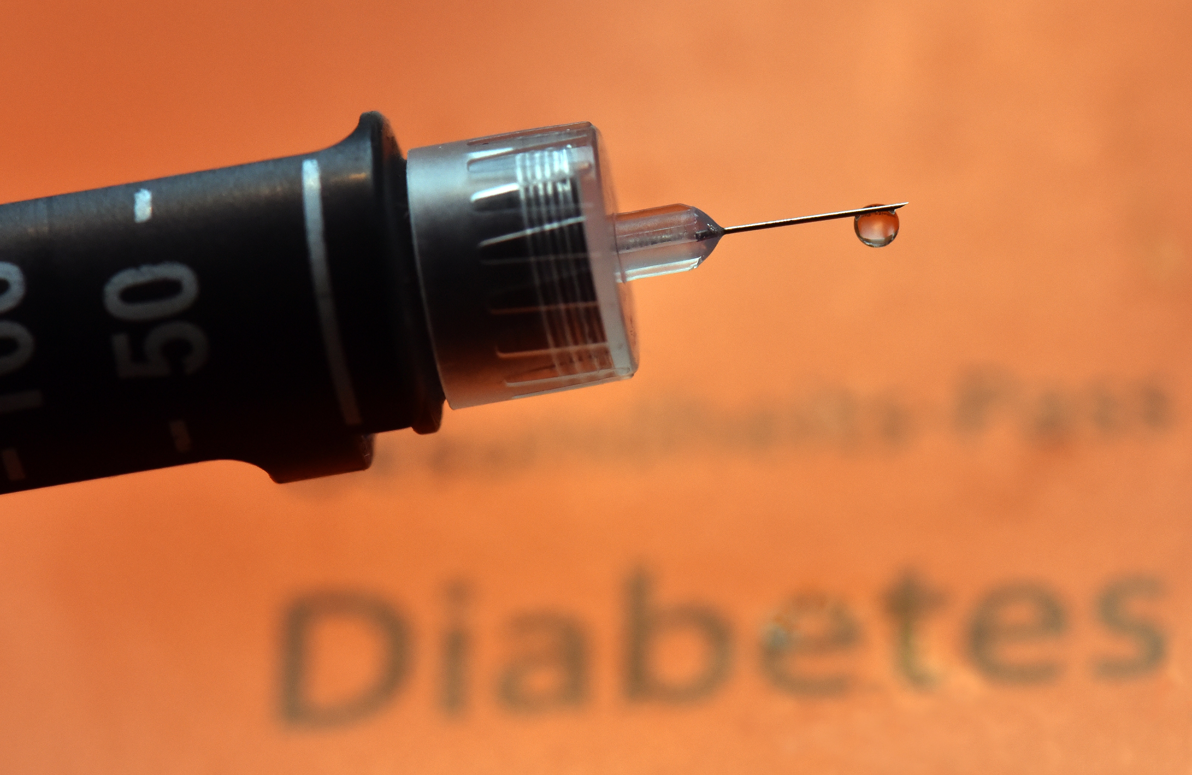 Ein Tropfen hängt an der Spitze eines Insulin-Pens | picture alliance/dpa/dpa-Zentralbild