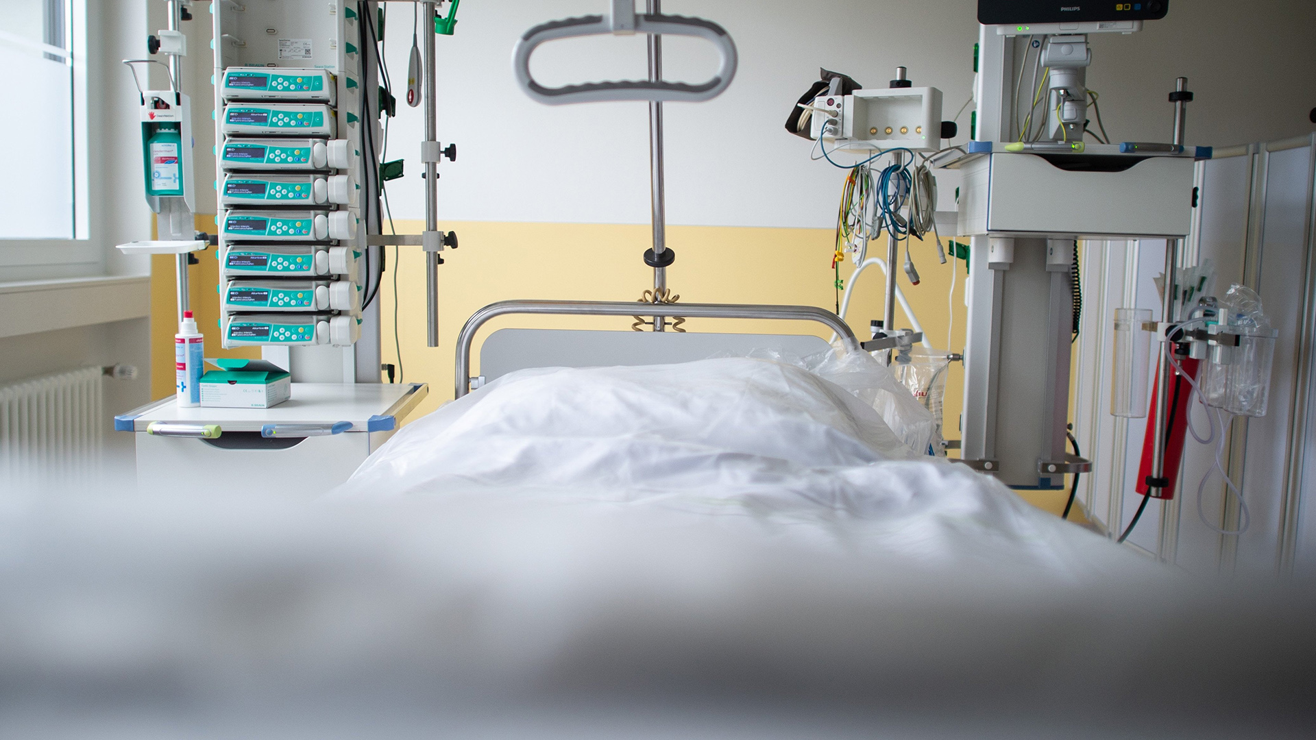 Ein leeres Bett steht auf der Intensivstation einer Klinik | dpa