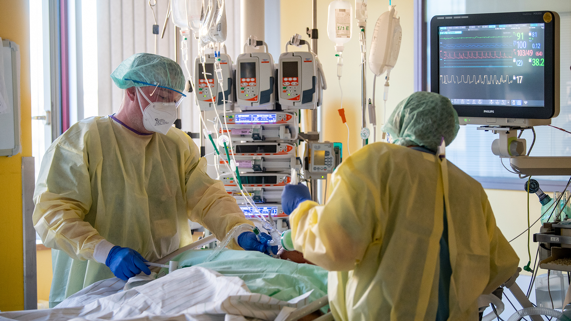 Intensivpfleger versorgen einen schwer an Covid-19 erkrankten Patienten auf der Corona-Intensivstation im Universitätsklinikum in Halle/Saale.  | dpa