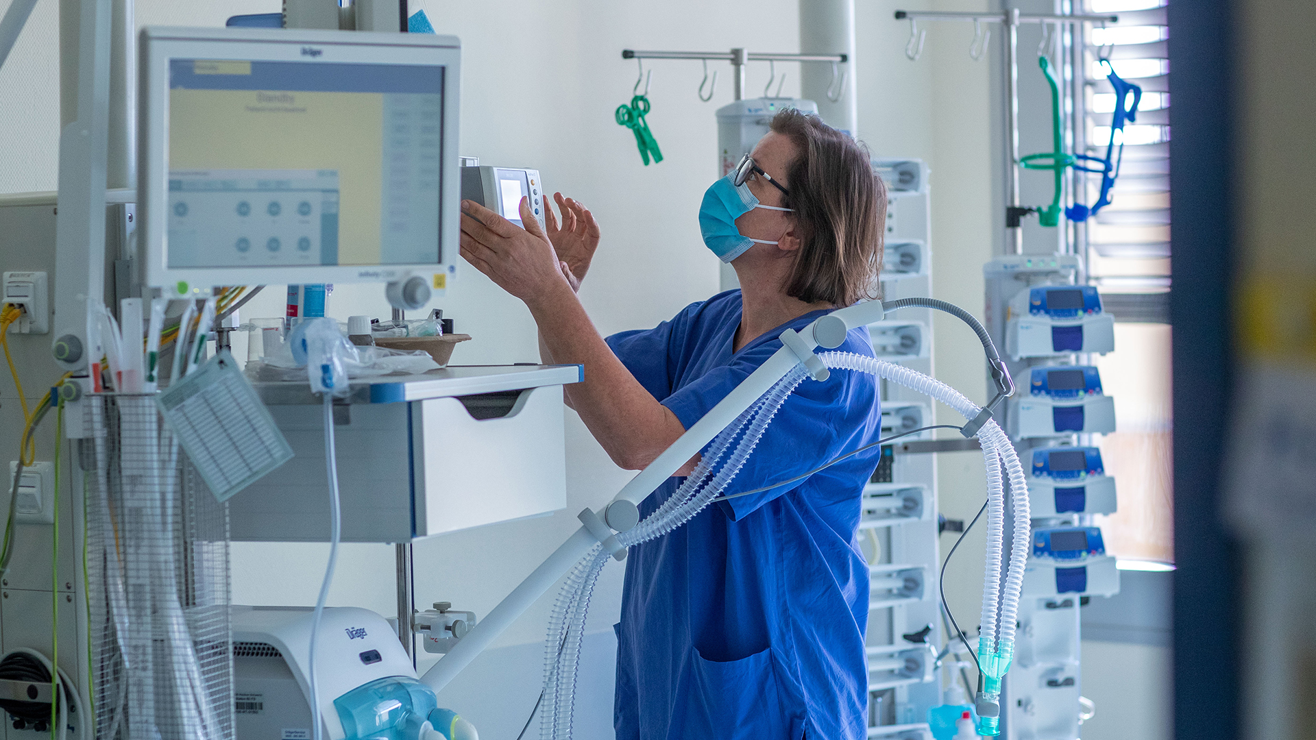 Eine Krankenschwester prüft ein Beatmungsgerät in einem Zimmer der Intensivstation in Schwerin | dpa
