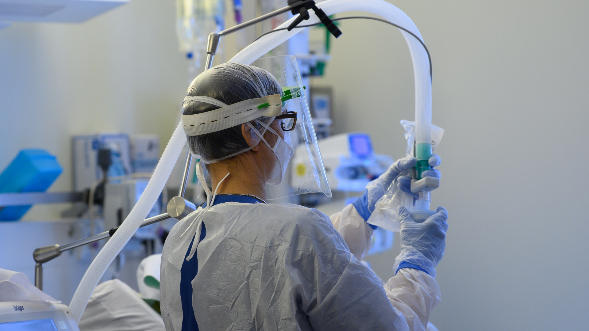 Eine Intensivpflegerin im Schutzanzug richtet auf der Covid-19-Intensivstation im sächsischen Pulsnitz einen Beatmungsschlauch ein (Archivbild)