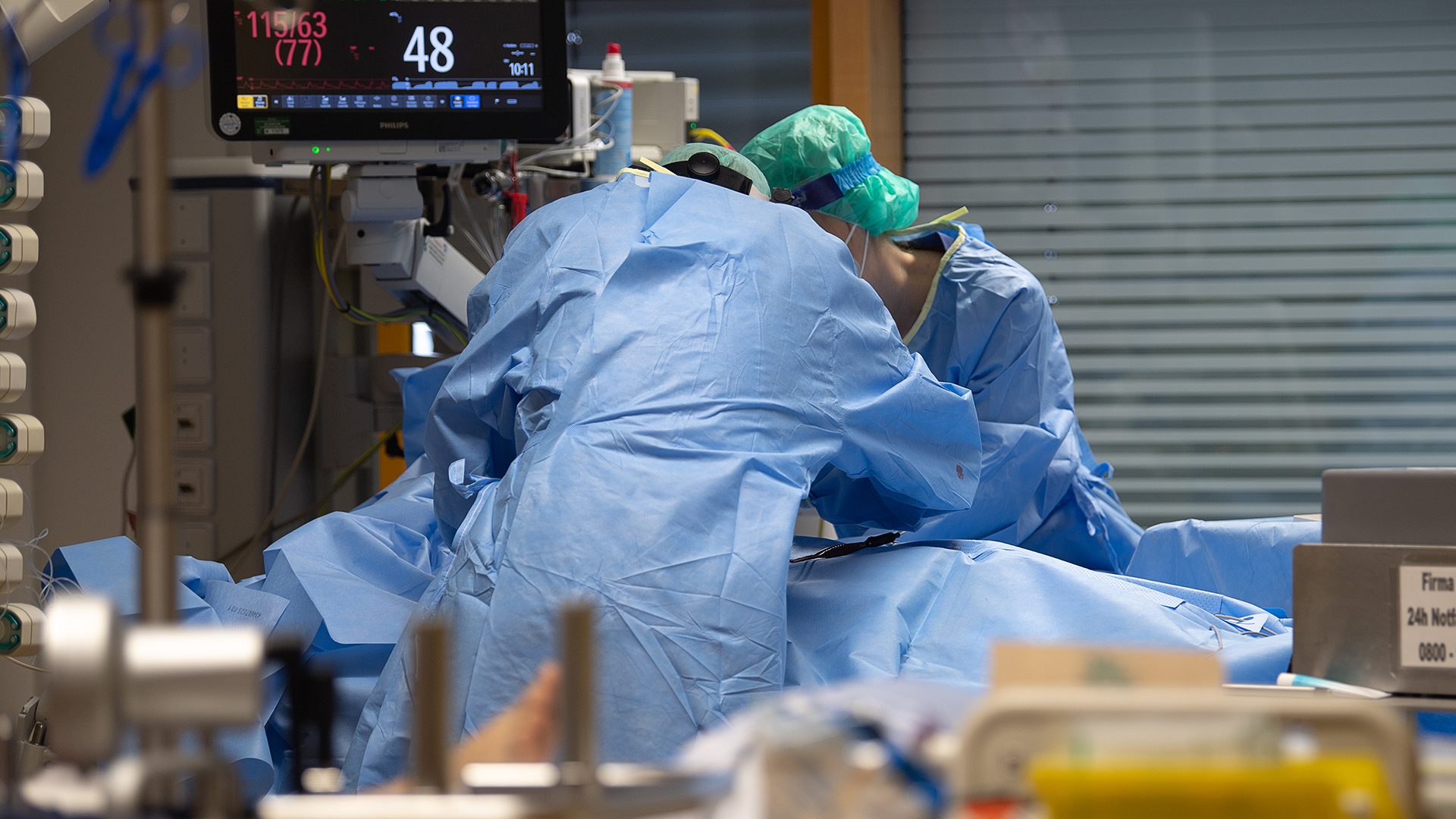 Medizinisches Personal legt auf einer Intensivstation des RKH Klinikums Ludwigsburg einem Covid-19-Patienten einen Zugang für die künstliche Beatmung.  | dpa