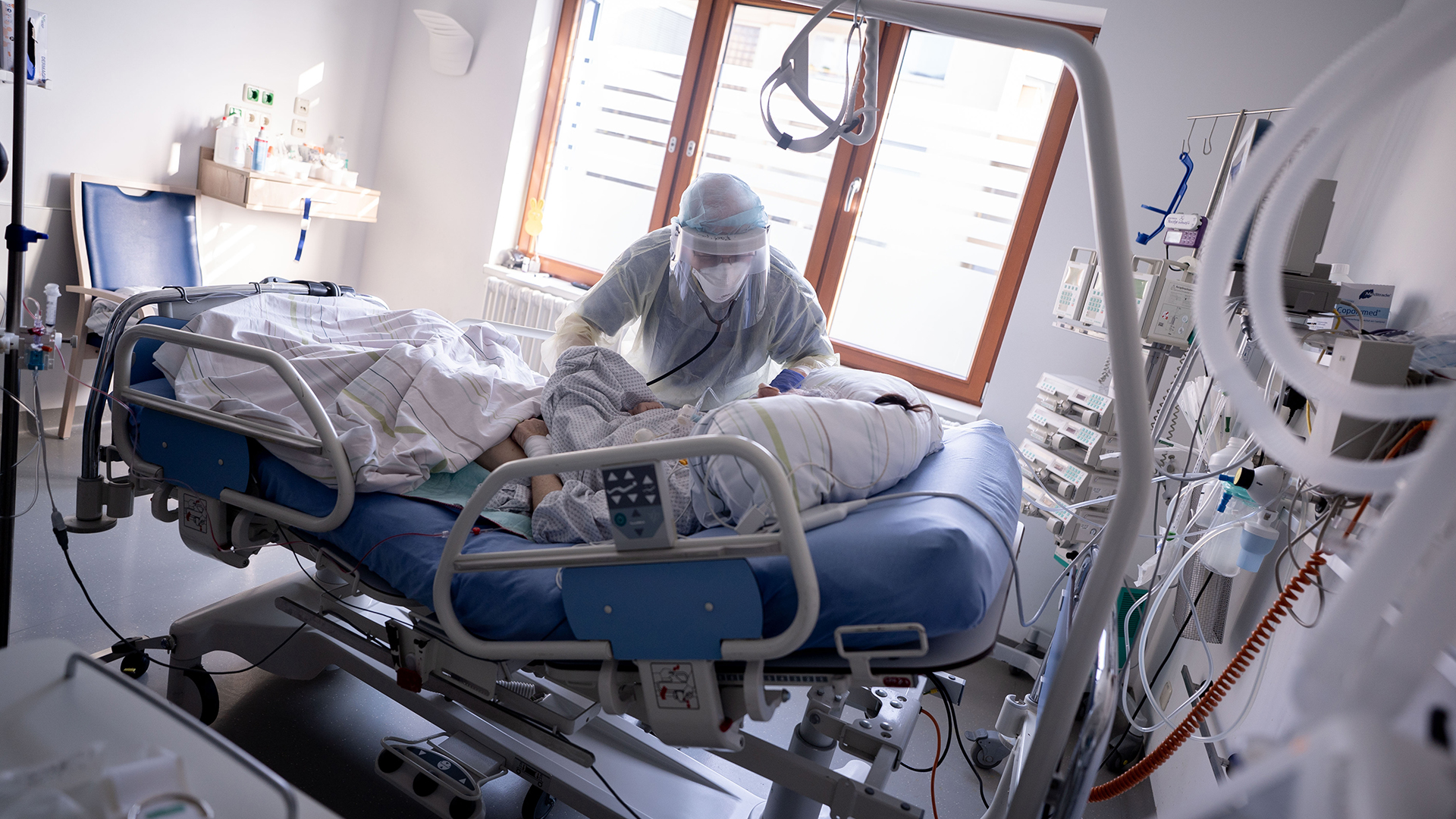 Ein Intensivpfleger arbeitet auf der Intensivstation des Krankenhauses Bethel Berlin an einer an Covid-19 erkrankten Patientin. (Archivbild: 20.04.2021) | dpa