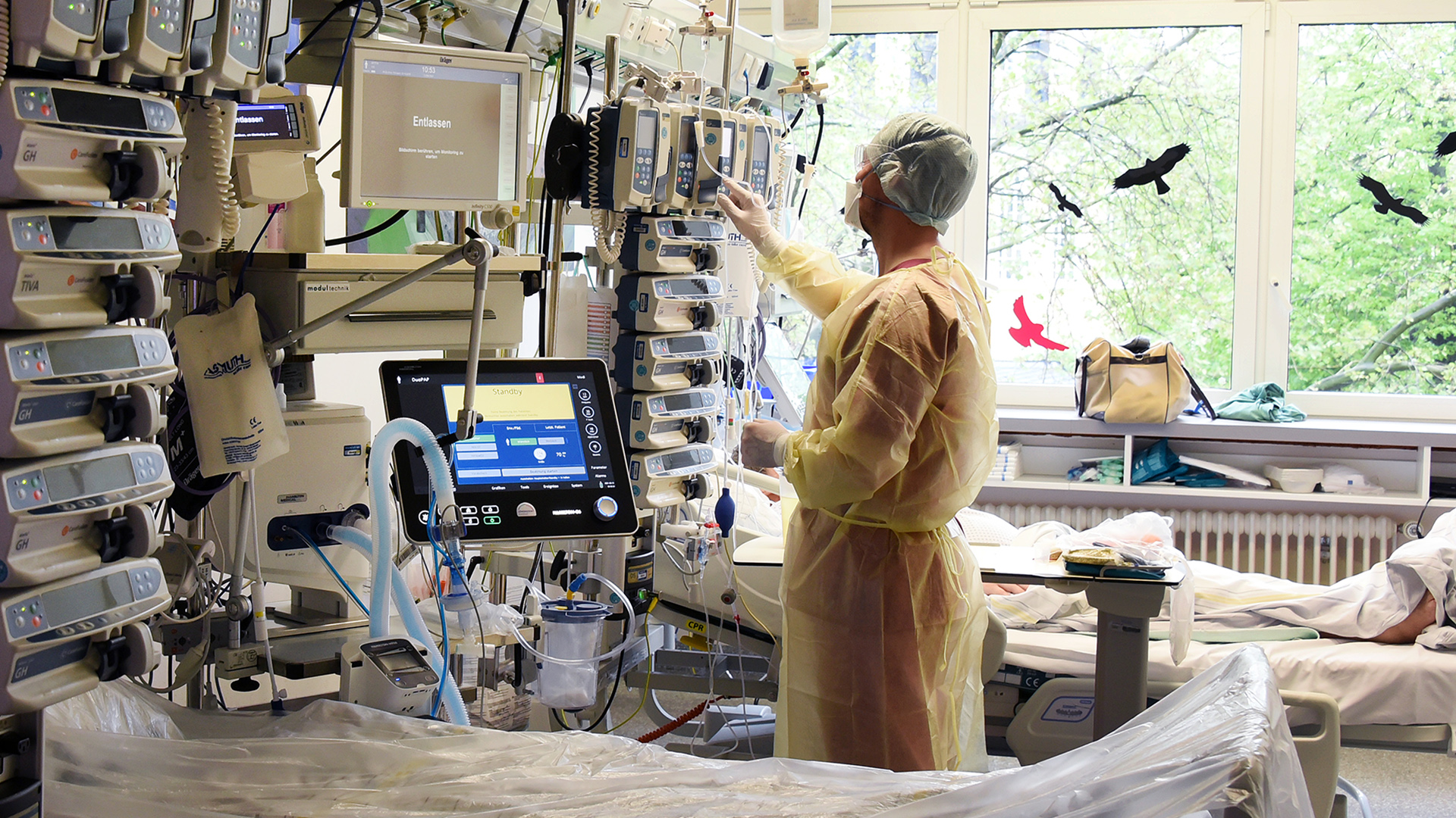 Ein Fachkrankenpfleger für Anästhesie an einem Intensivbett im Krankenhaus St. Elisabeth und St. Barbara Halle/Saale. | dpa