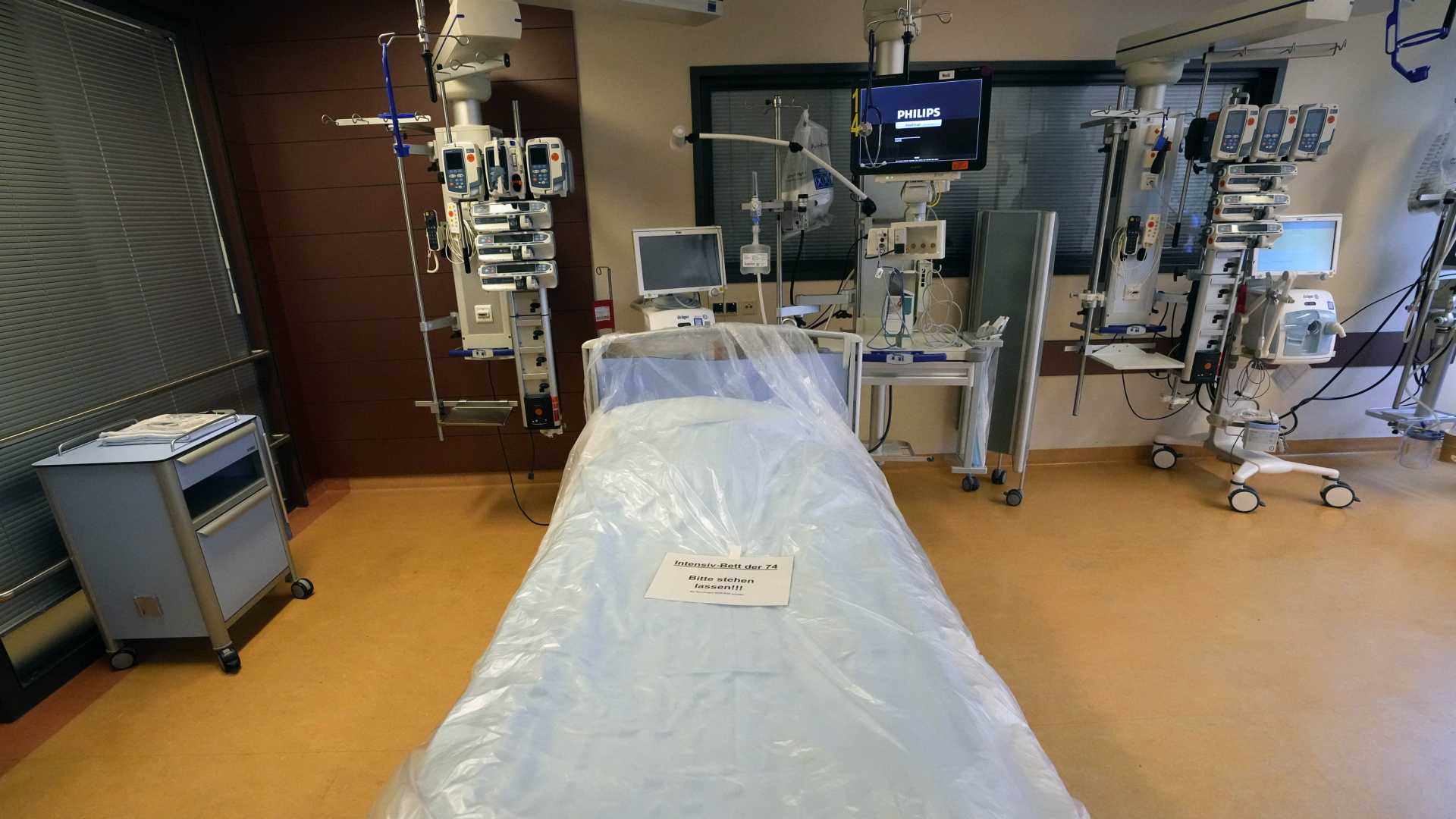 Ein leeres Bett für Corona-Patienten auf der Intensivstation des Bundeswehrkrankenhauses Westerstede, Niedersachsen. | AP