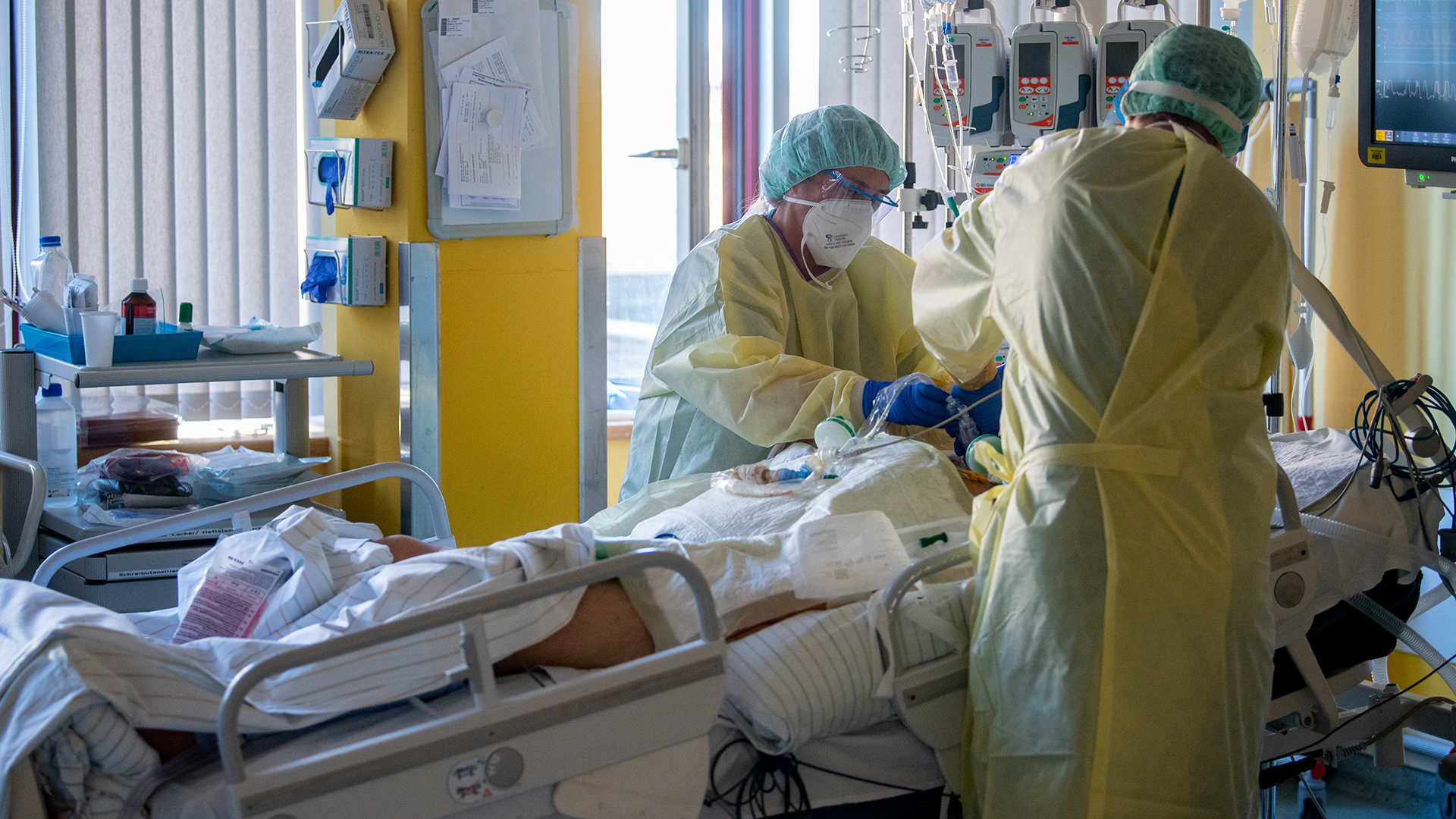 Intensivpfleger versorgen einen schwer an Covid-19 erkrankten Patienten auf der Corona-Intensivstation im Universitätsklinikum in Halle/Saale.
