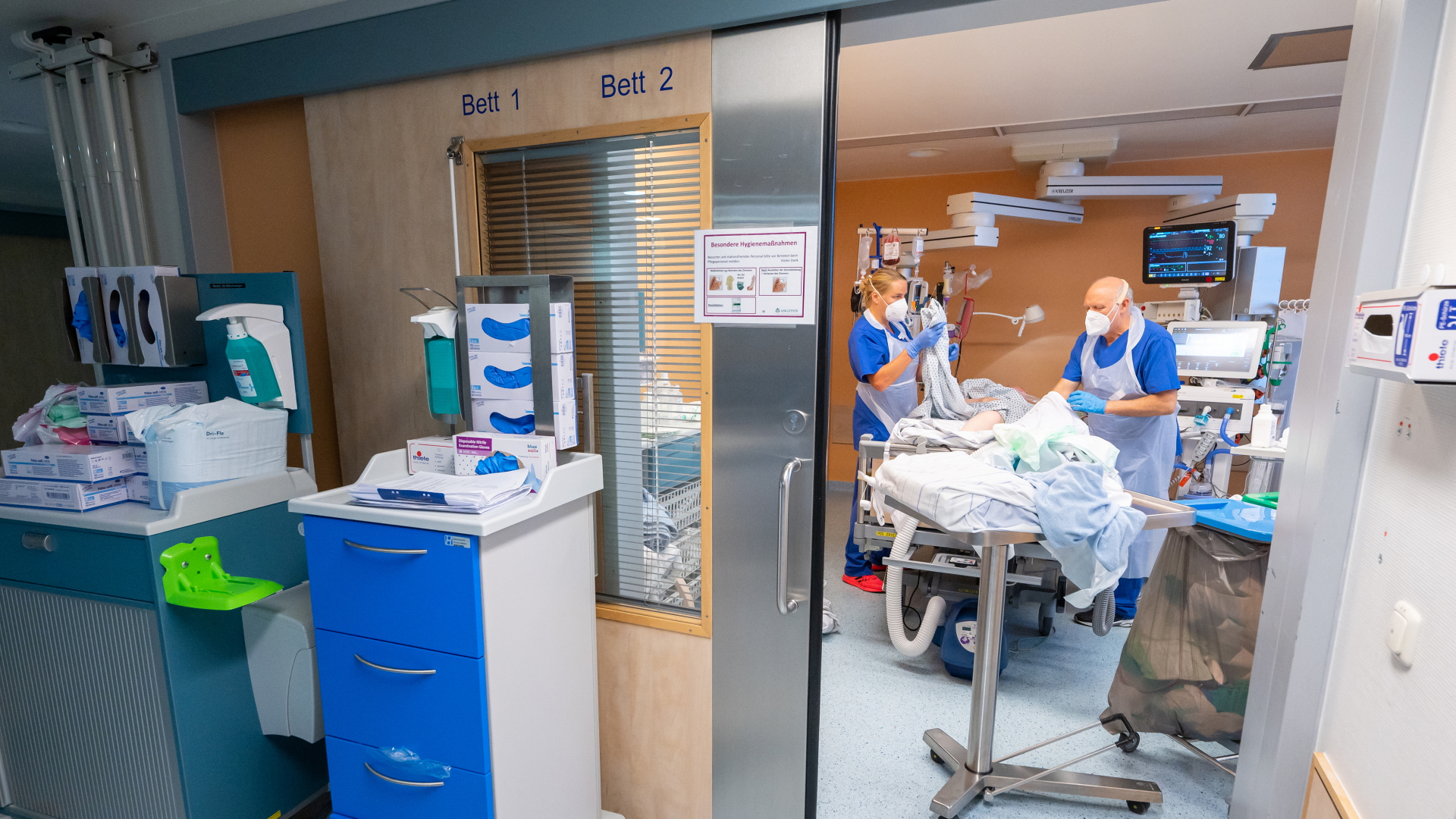 Zwei Pflegekräfte arbeiten in einem Zimmer der Intensivstation einer Klinik im bayerischen Gauting. | dpa